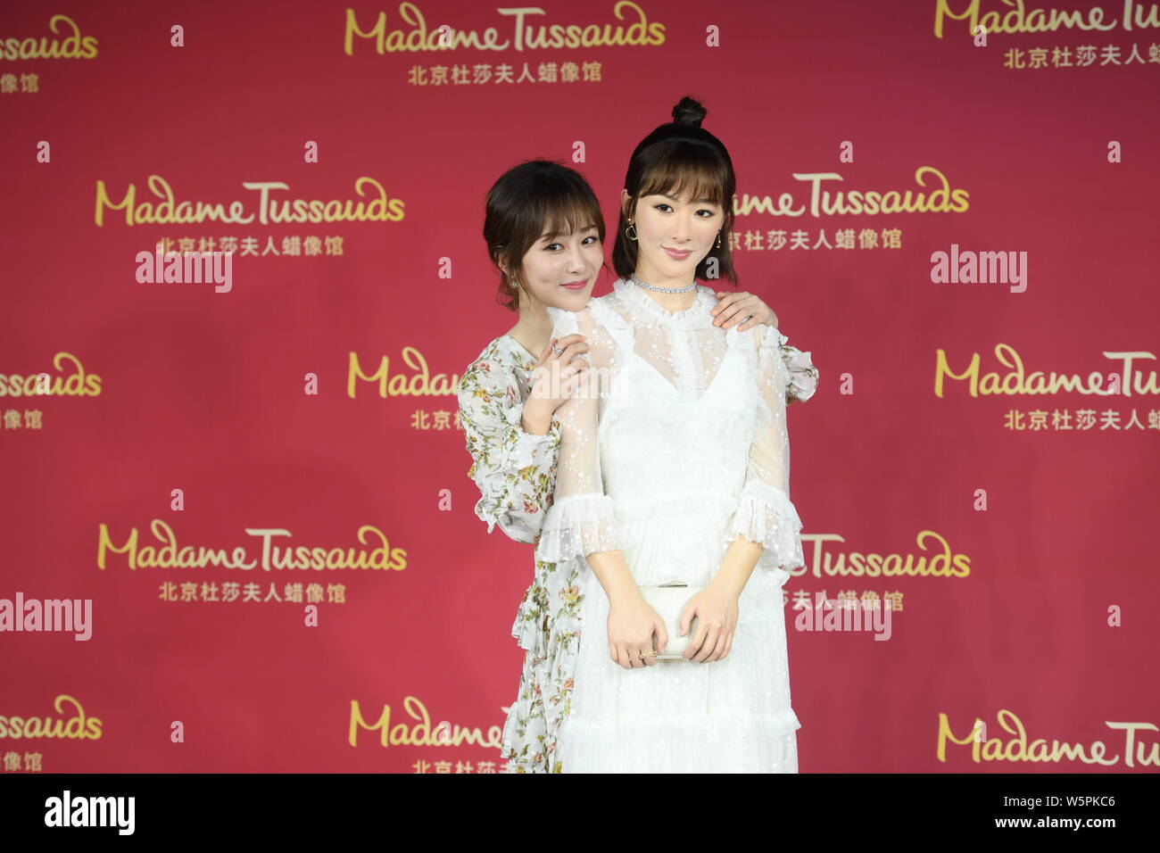Chinesische Schauspielerin Andy Yang oder Yang Zi wirft mit der wachsfigur von ihr während einer enthüllungsfeier im Madame Tussauds Museum in Peking, China, 28. Stockfoto