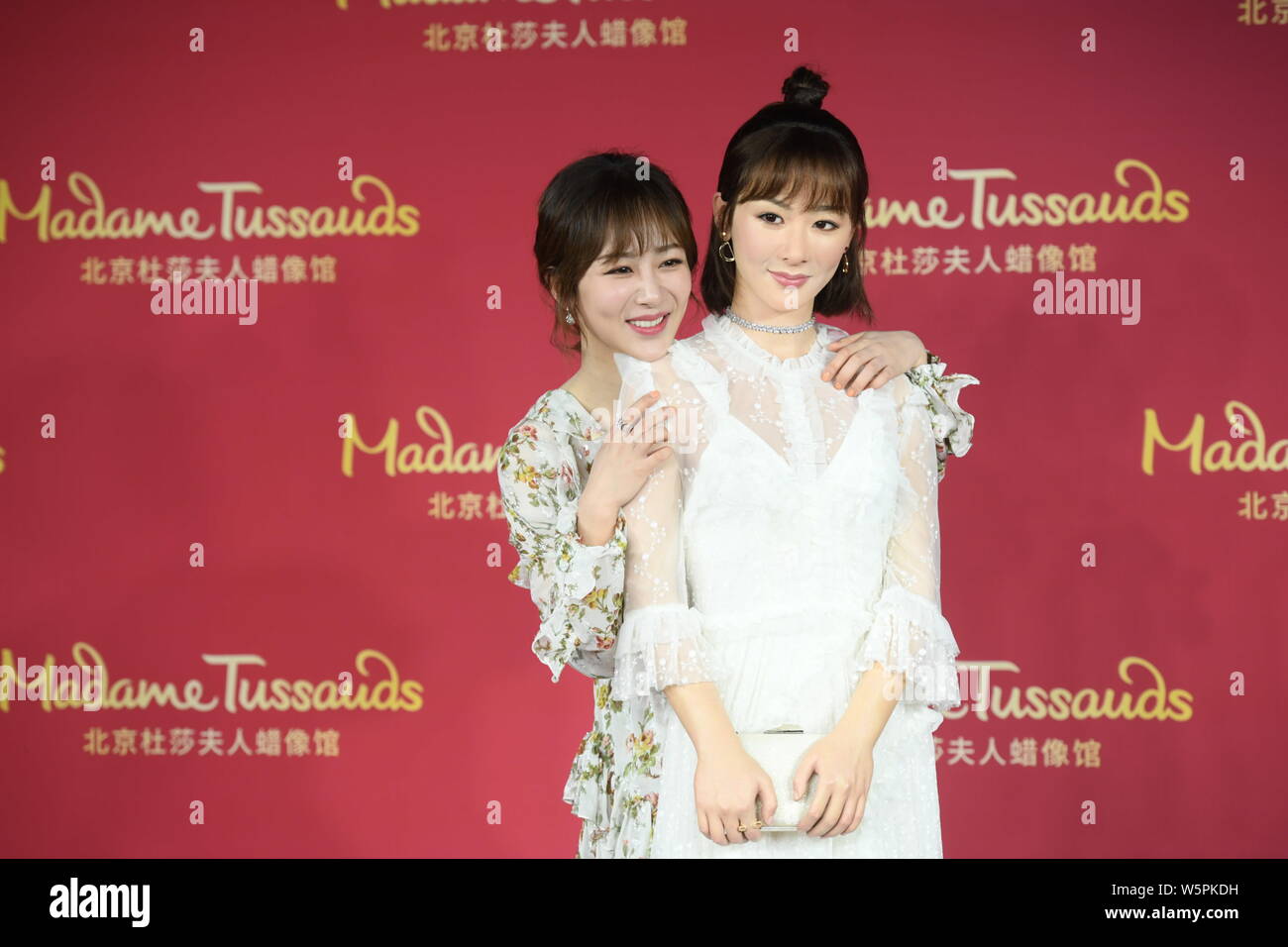 Chinesische Schauspielerin Andy Yang oder Yang Zi wirft mit der wachsfigur von ihr während einer enthüllungsfeier im Madame Tussauds Museum in Peking, China, 28. Stockfoto