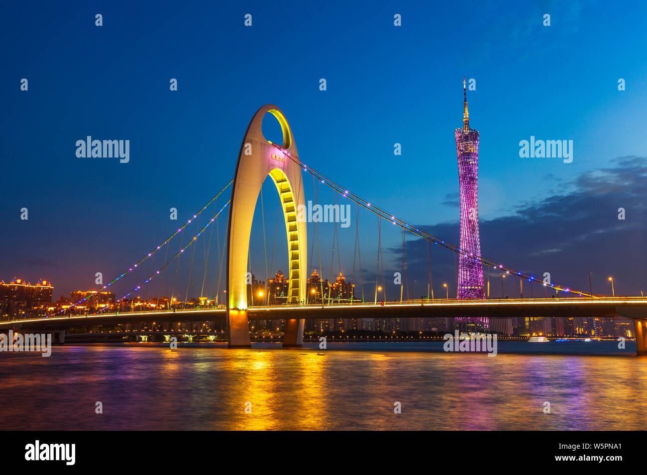 ------ Sicht eine Nacht der Liede Brücke über den Pearl River und den Canton Tower in Guangzhou City, die südchinesische Provinz Guangdong, 26. Mai 2016. Stockfoto