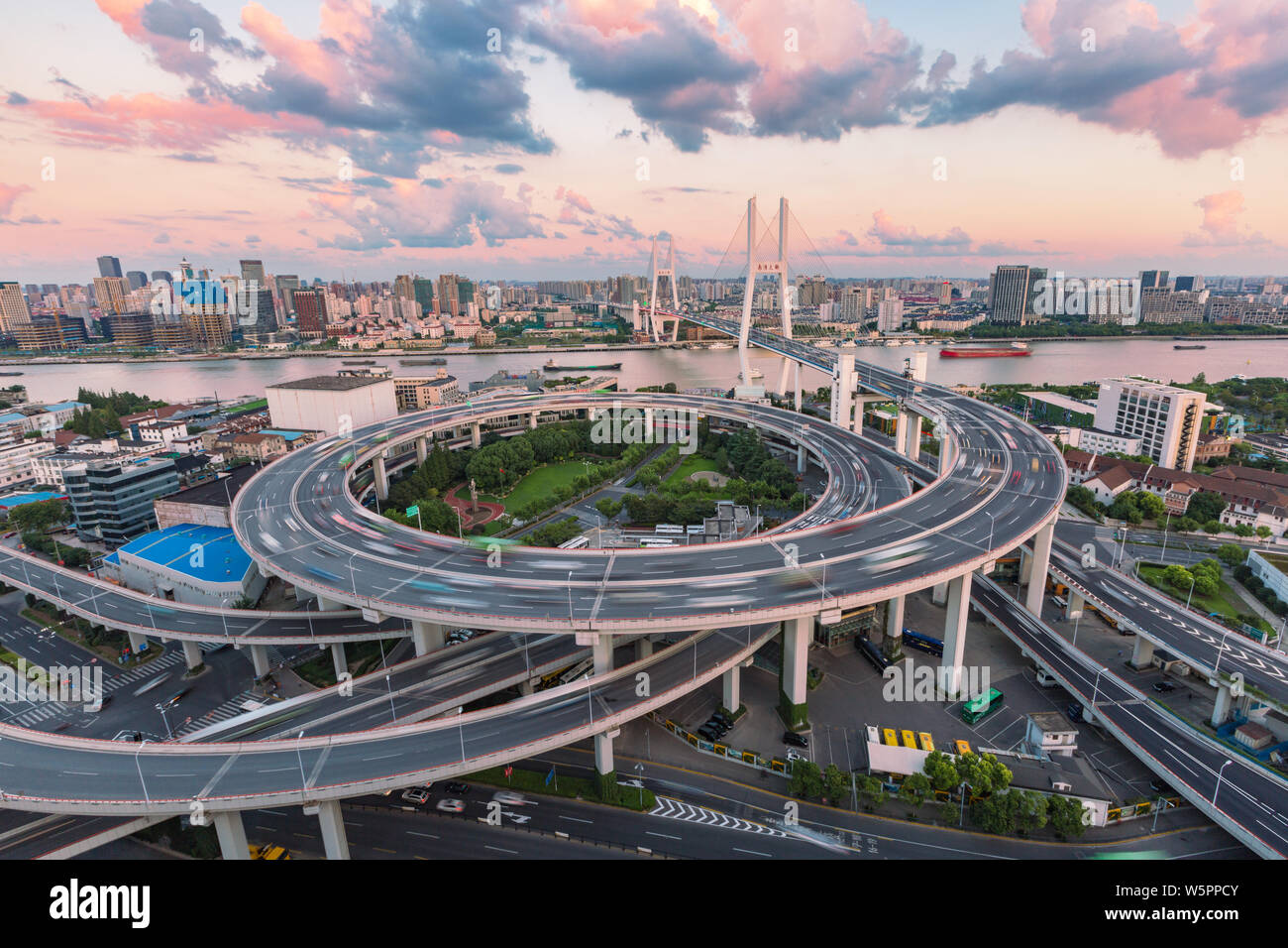 Eine Luftaufnahme der Nanpu Brücke überspannt den Fluss Huangpu in Shanghai, China, 9. September 2018. Stockfoto