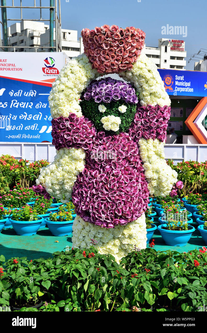 Frau Tragekorb aus Blumen Flower Show Surat Gujarat Indien Asien Stockfoto