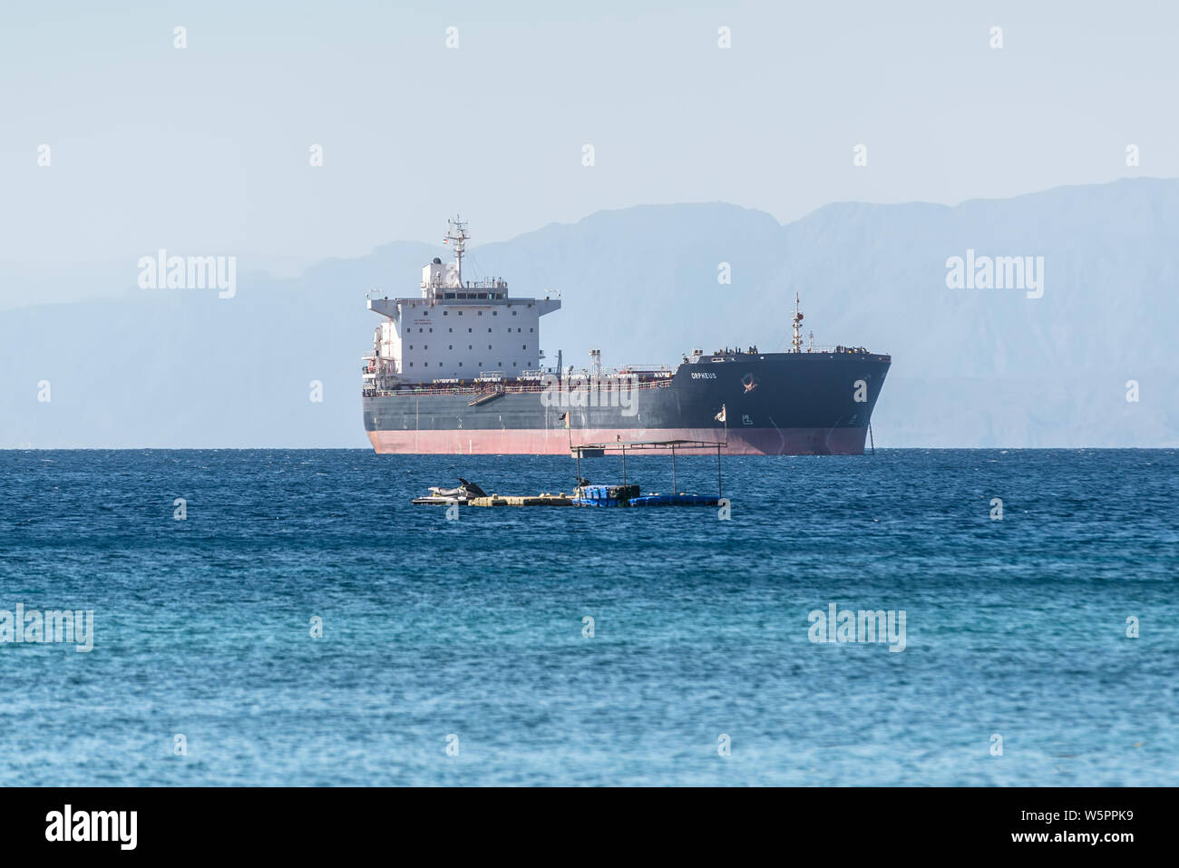 Aqaba, Jordanien - November 6, 2017: Bulk Carrier Schiff Orpheus ist am Roten Meer im Golf von Aqaba verankert vor dem Hafen von Aqaba, Jordanien. Stockfoto