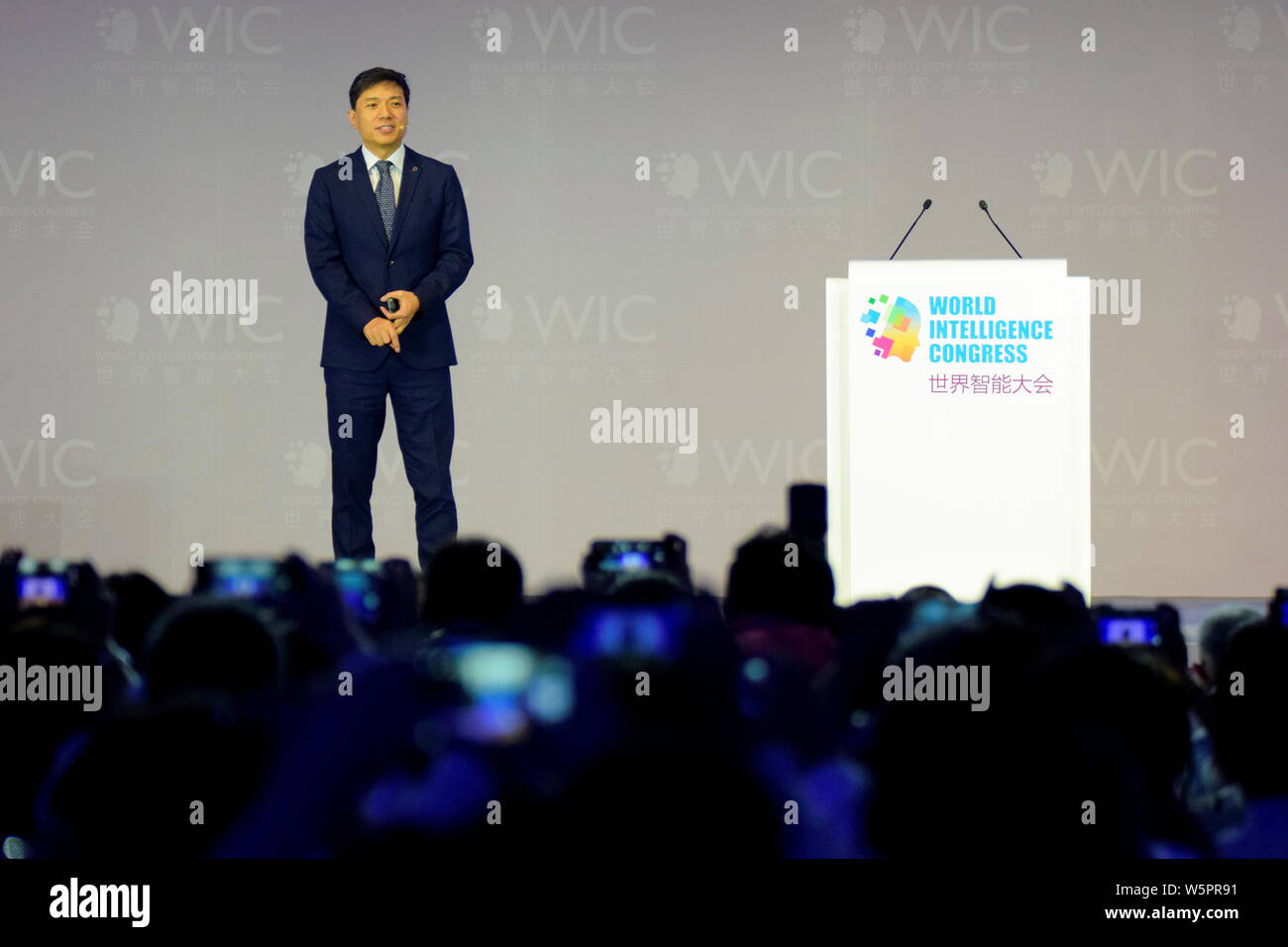 ---- Robin Li Yanhong, Vorsitzender und CEO von Baidu, spricht im Forum während der ersten Welt Intelligence Kongress, auch als WIC 2017 bekannt, in Stockfoto