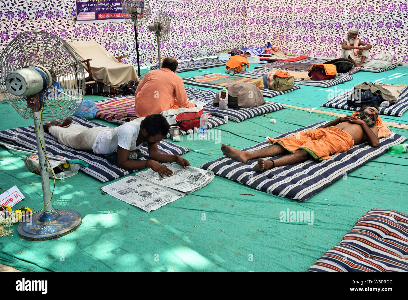 Hinduistischen sadhus ruhenden Valsad Gujarat Indien Asien Stockfoto