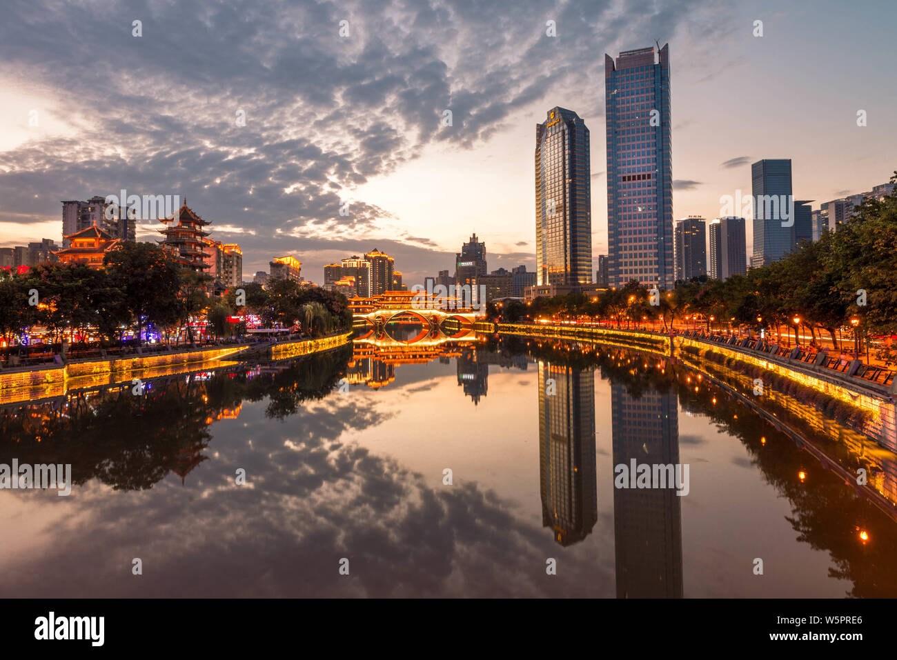 Ein Blick auf die anshun Brücke über den Jin Fluss oder Jinjiang Fluss bei Sonnenuntergang in Chengdu City, im Südwesten Chinas Provinz Sichuan, 11. September 2016. Stockfoto