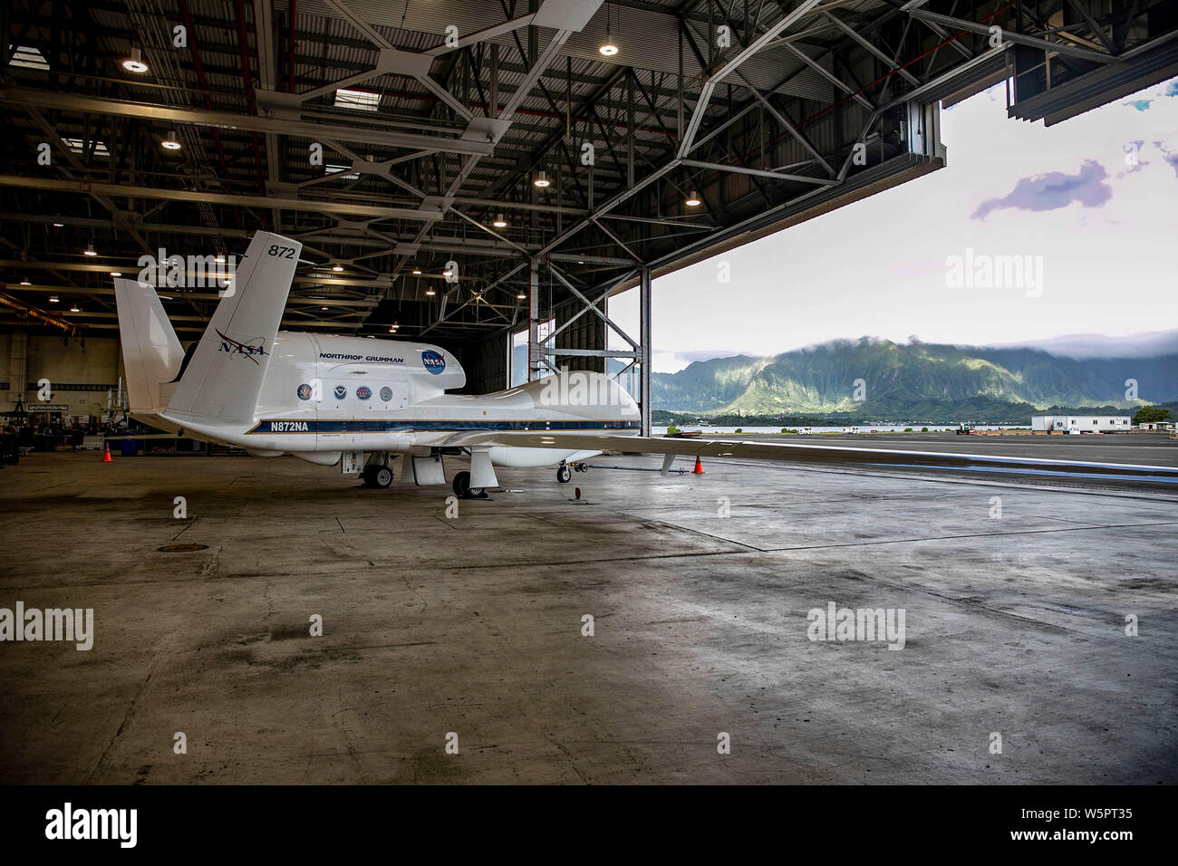 Die Northrop Grumman RQ-4 Global Hawk wird als High-Altitude Long Endurance Plattform zur Unterstützung von US-Vermögenswerten weltweit verwendet wird. Die NASA und Northrop Grumman am arbeiten, müssen der Global Hawk an Bord Marine Corps Base Hawaii sein Flug Fähigkeiten zu testen. (U.S. Marine Corps Foto von Pfc. Samantha Sanchez) Stockfoto