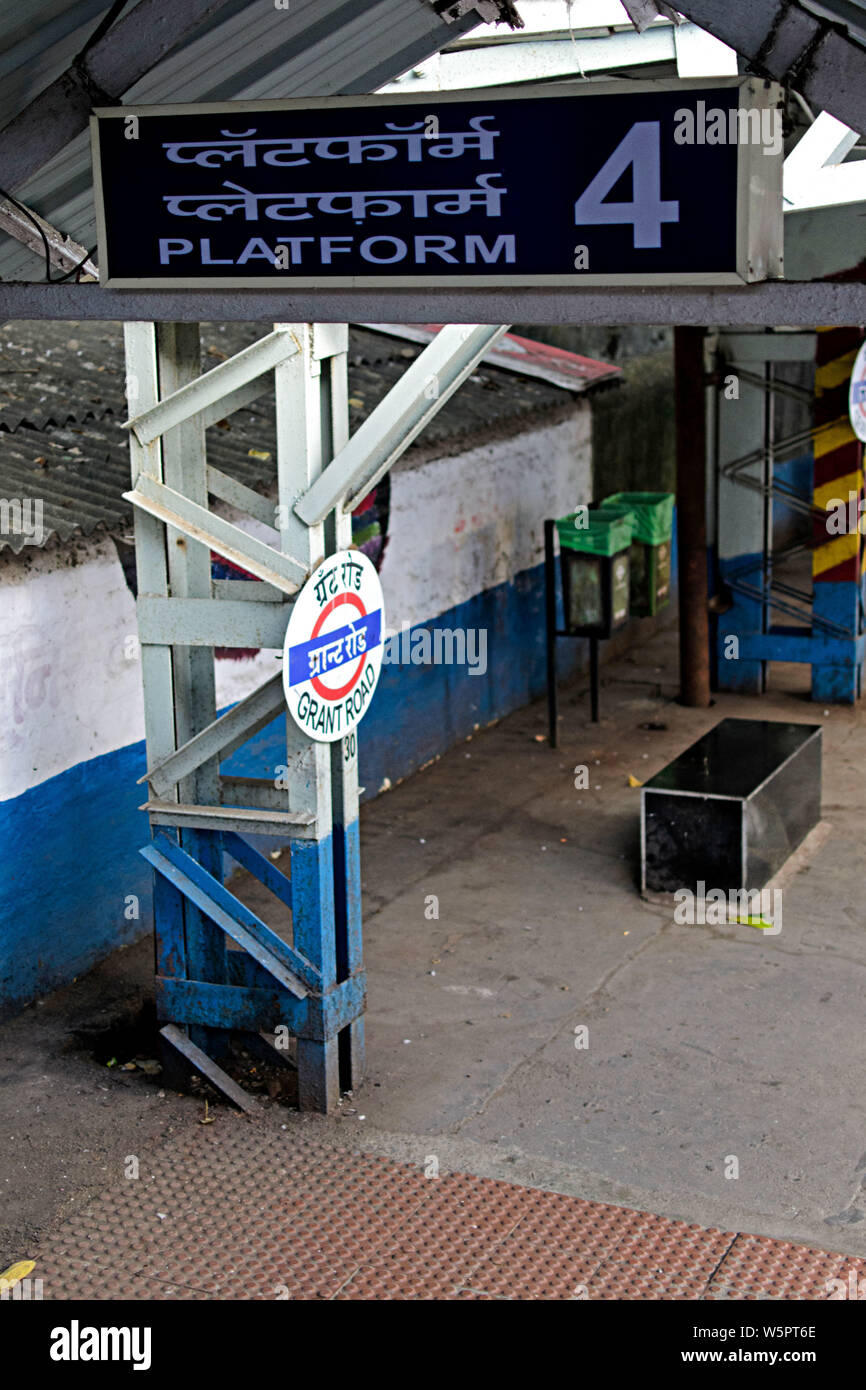 Der Bahnhof Grant Road Mumbai Maharashtra Indien Asien Stockfoto