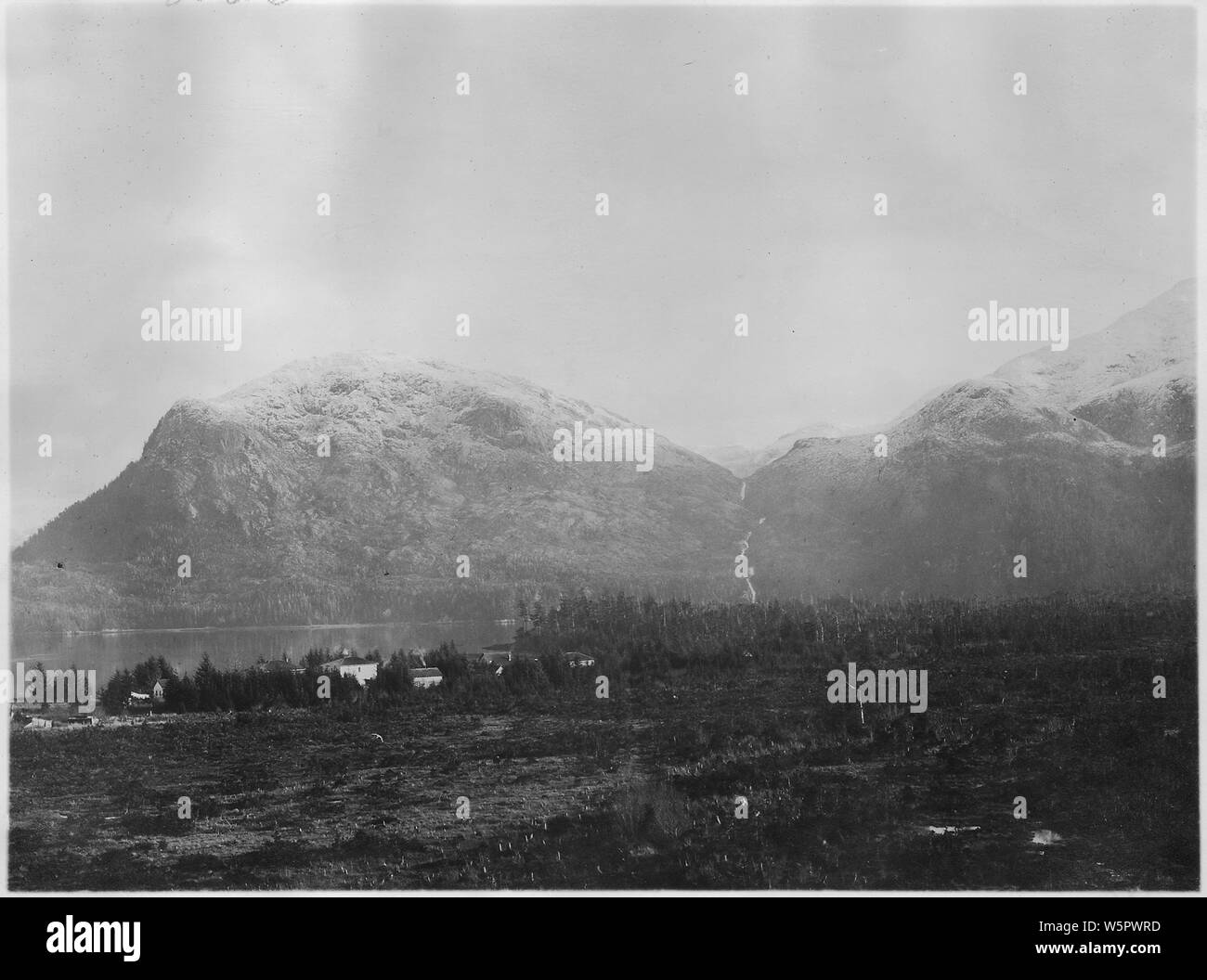 Left-Leadville Mt. (Mitte: Chester fällt.) Rechts: Purple Mountain Square House ist die Heimat von Eli Tait.; Umfang und Inhalt: Chester fällt die Steckdose des Sees der Wolken, aus denen Duncan Strom für den Betrieb seines dritten Sägewerk und Cannery abgeleitet, nachdem er zwei Dampf Sägewerke durch Brand verloren hatte. Stockfoto