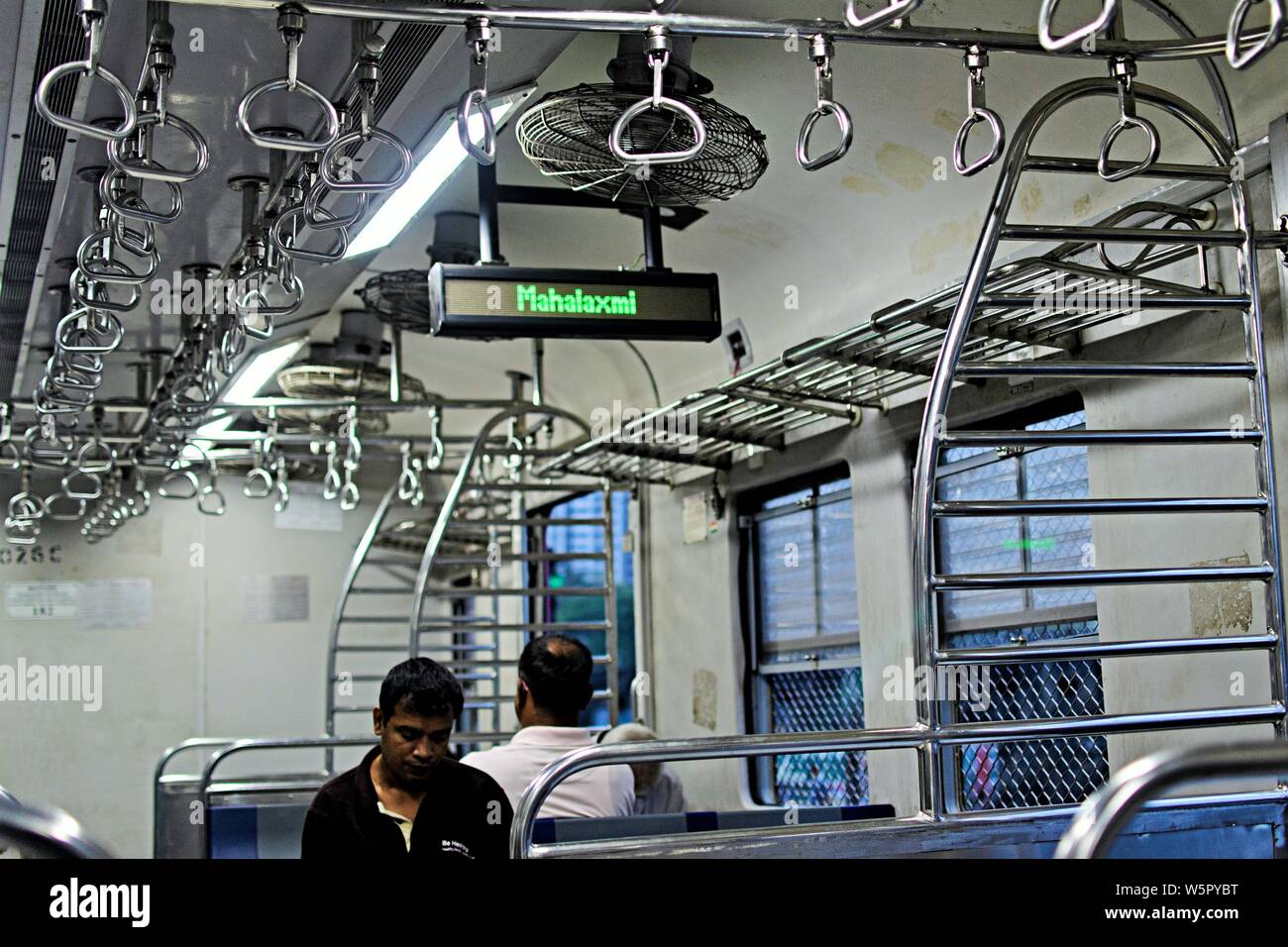 Anzeige im lokalen Zug Mahalaxmi Bahnhof Mumbai Maharashtra Indien Asien Stockfoto