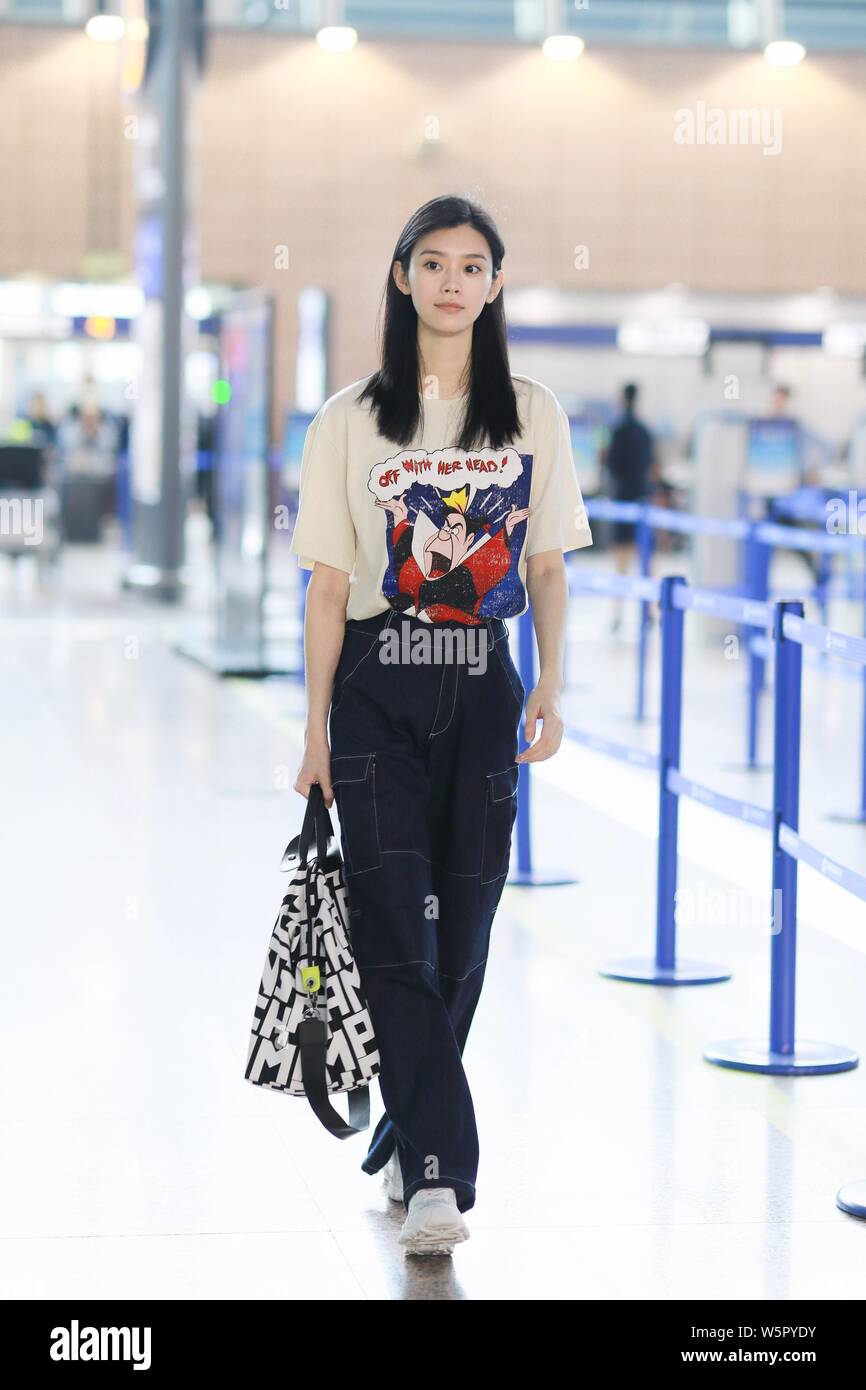 Chinesische supermodel Ming Xi, auch als Xi Mengyao bekannt, kommt an der Shanghai Pudong International Airport vor dem Abflug für 72nd Cannes Internatio Stockfoto