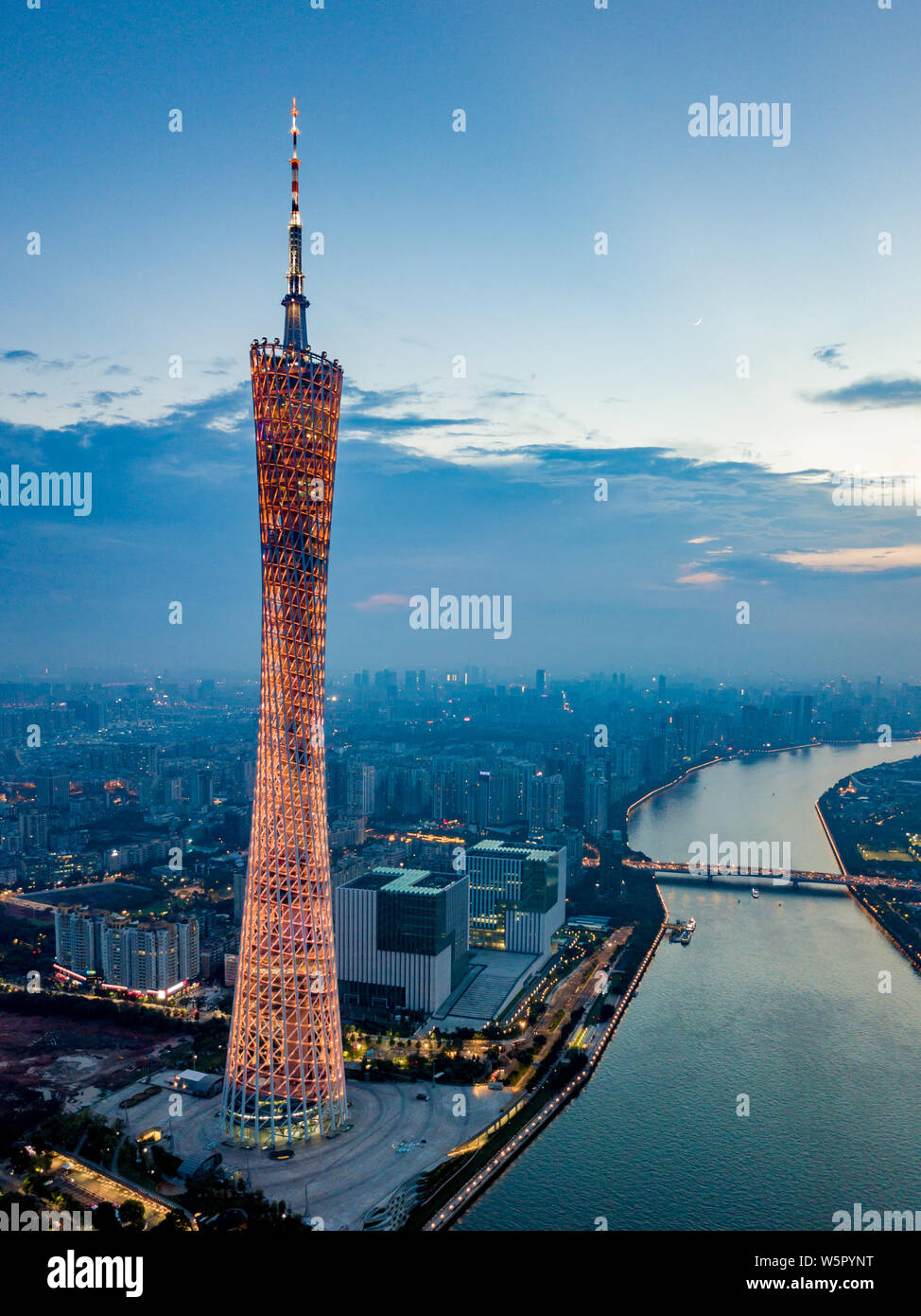 ------ Sicht eine Nacht des Kantons Turm am Ufer des Pearl River in Guangzhou City, die südchinesische Provinz Guangdong, 22. September 2017. Stockfoto
