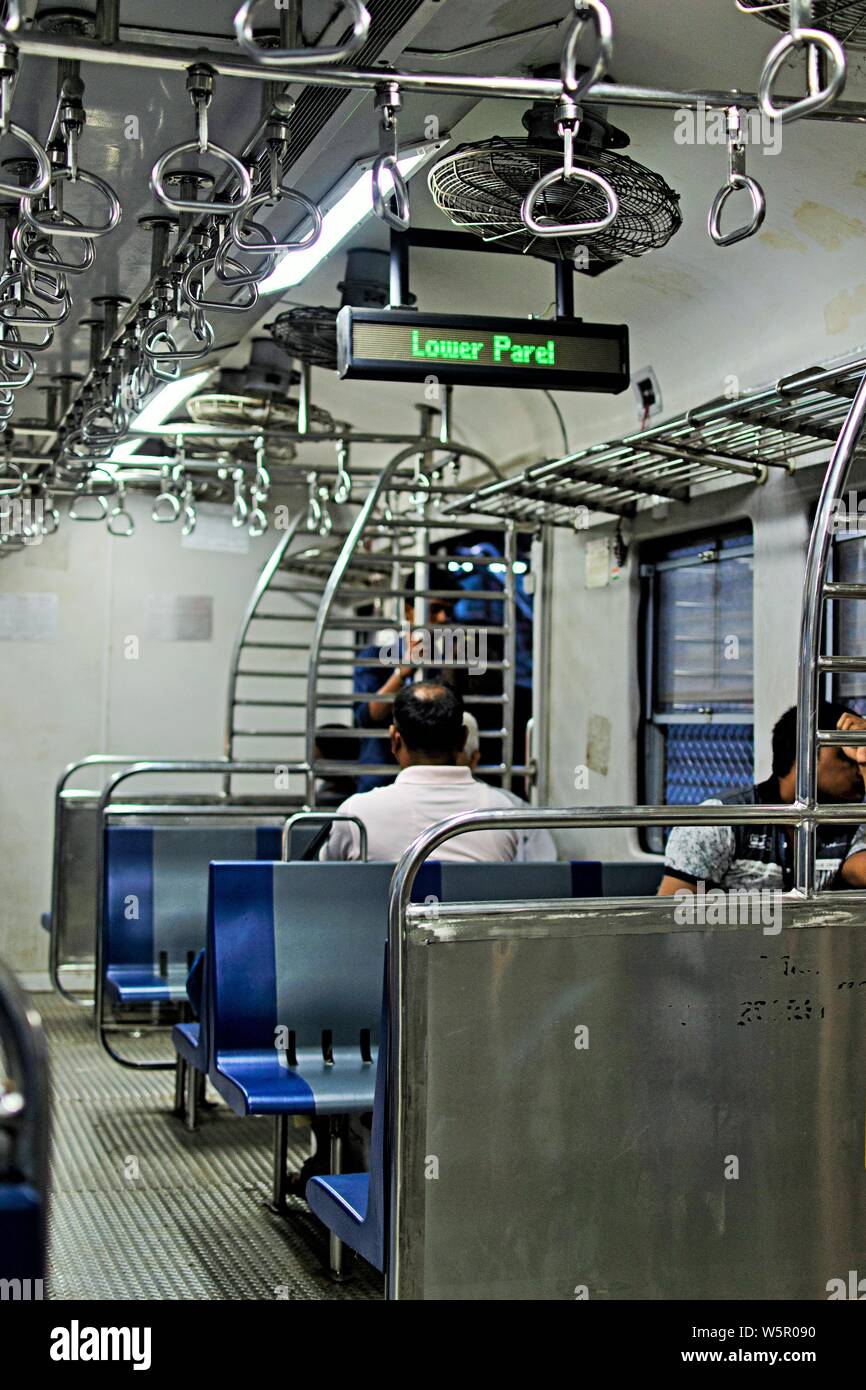 Anzeige im Zug Lower Parel Bahnhof Mumbai Maharashtra Indien Asien Stockfoto