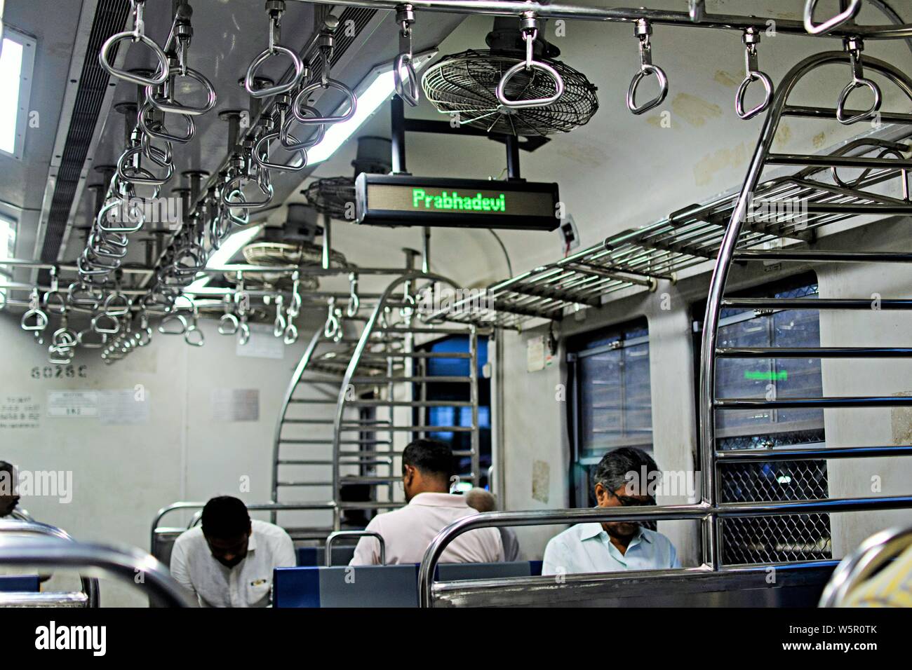 Anzeige im Zug Prabhadevi Bahnhof Mumbai Maharashtra Indien Asien Stockfoto