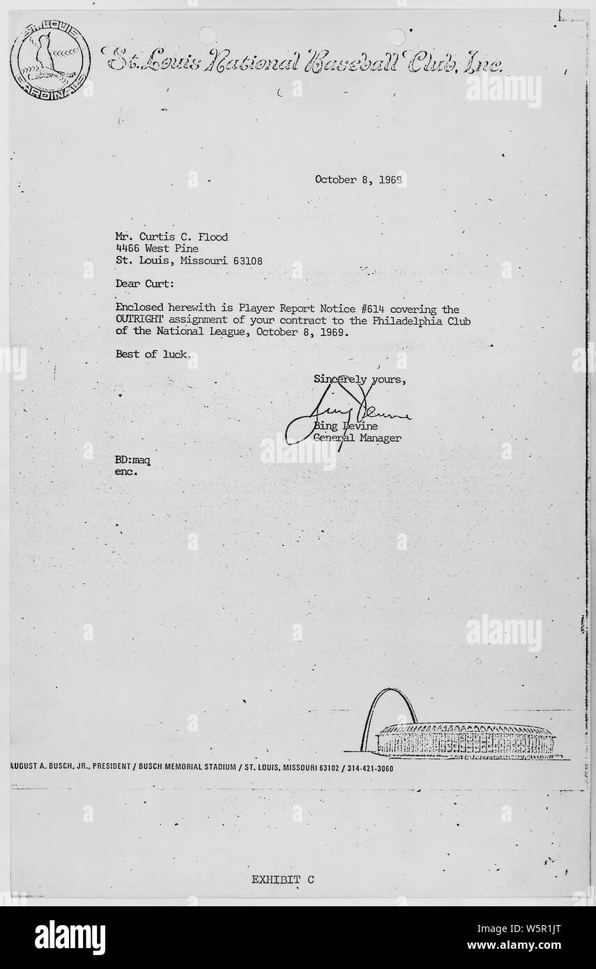 Brief an Curtis C. Flut von Bing Devine, General Manager der St. Louis Cardinals anmeldenden Flut, seinen Vertrag in Philadelphia zugewiesen wurde; Umfang und Inhalt: Dieses Dokument ist im Fall von Curtis C. Flut, Klage eingereicht, gegen Bowie K. Kuhn, Kommissar des Baseball, Charles S. Feeney, Präsident der Nationalen Liga, Joseph E. Cronin, Präsident der American League und Zwanzig - vier professionellen Baseball Mannschaften. Stockfoto