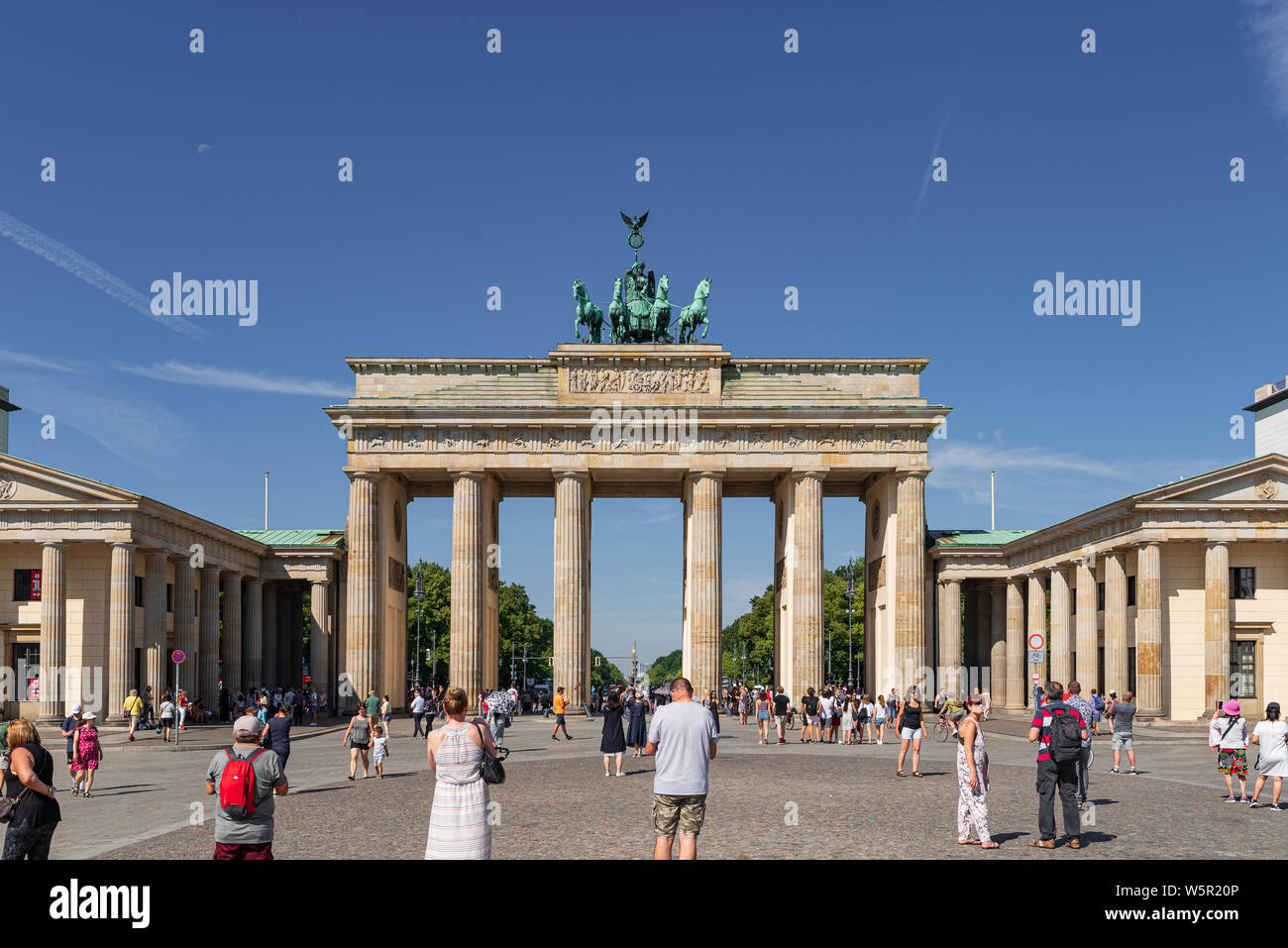 2019-24-07 Berlin, Deutschland: Gruppen von Touristen am Pariser Platz am Brandenburger Tor auf der Suche nach sonnigen Sommertag Stockfoto