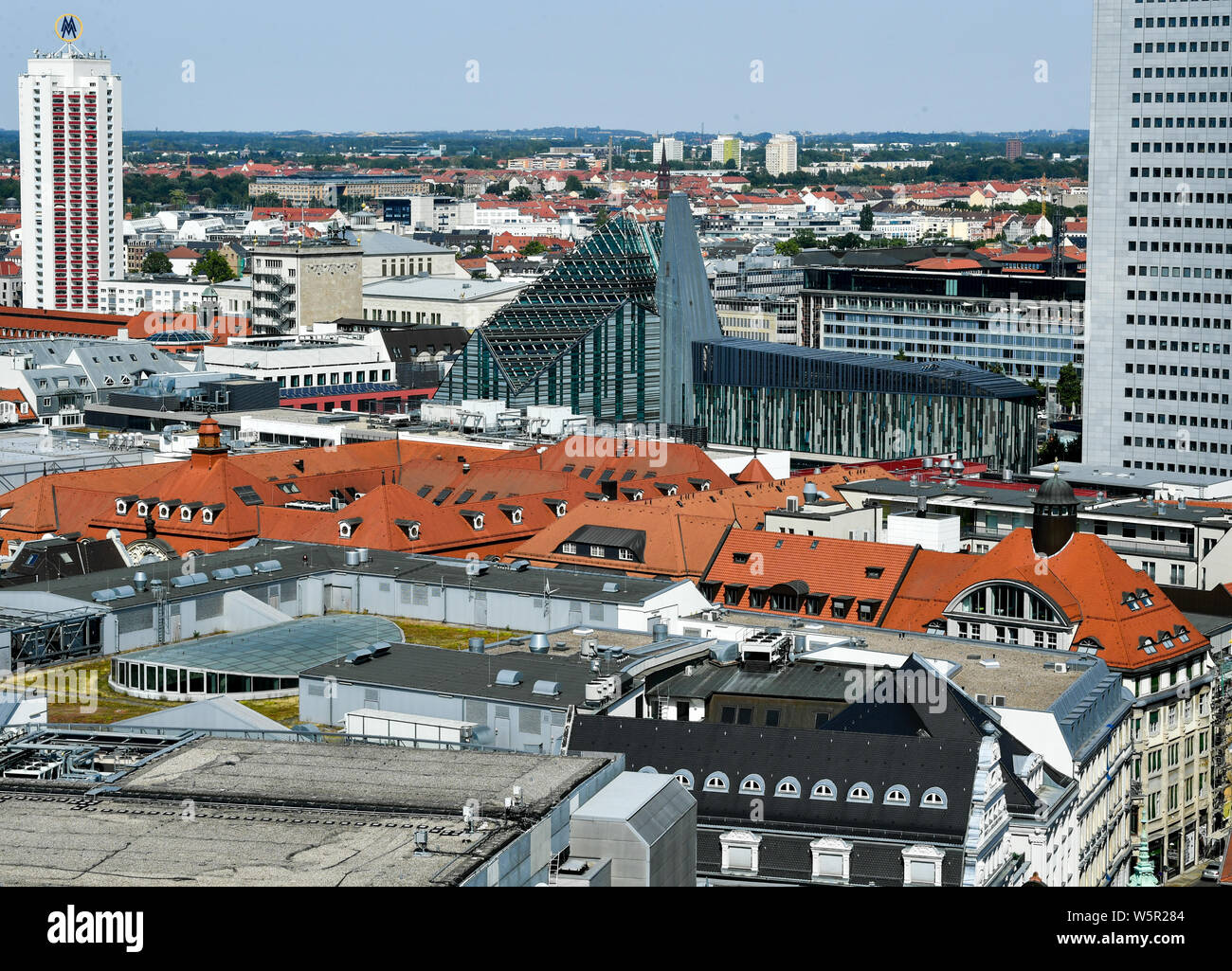 Leipzig, Deutschland. 25. Juli, 2019. Blick vom Turm des Neuen Rathaus in der Innenstadt von Leipzig mit der neuen Augusteum und Paulinum der Universität Leipzig (M) an den Augustusplatz mit der Oper Leipzig und dem Wintergartenhochhaus (l). Foto: Jens Kalaene/dpa-Zentralbild/dpa/Alamy leben Nachrichten Stockfoto