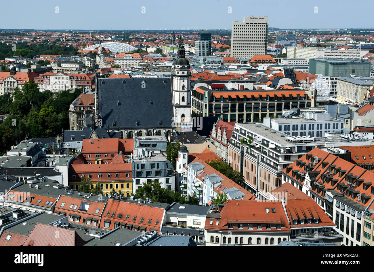 Leipzig, Deutschland. 25. Juli, 2019. Blick vom Turm des Neuen Rathaus in der Innenstadt von Leipzig mit der Thomaskirche am Thomaskirchhof, der Tropische Erlebniswelt Gondwanaland vom Zoo und dem Hotel The Westin Leipzig im Hintergrund. Foto: Jens Kalaene/dpa-Zentralbild/dpa/Alamy leben Nachrichten Stockfoto