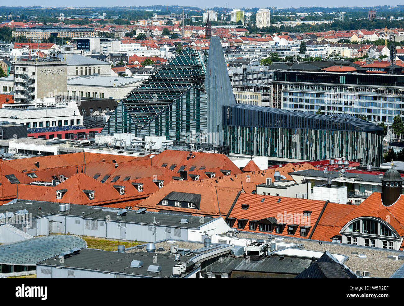 Leipzig, Deutschland. 25. Juli, 2019. Blick vom Turm des Neuen Rathaus in der Innenstadt von Leipzig mit der neuen Augusteum und Paulinum der Universität Leipzig. Foto: Jens Kalaene/dpa-Zentralbild/dpa/Alamy leben Nachrichten Stockfoto