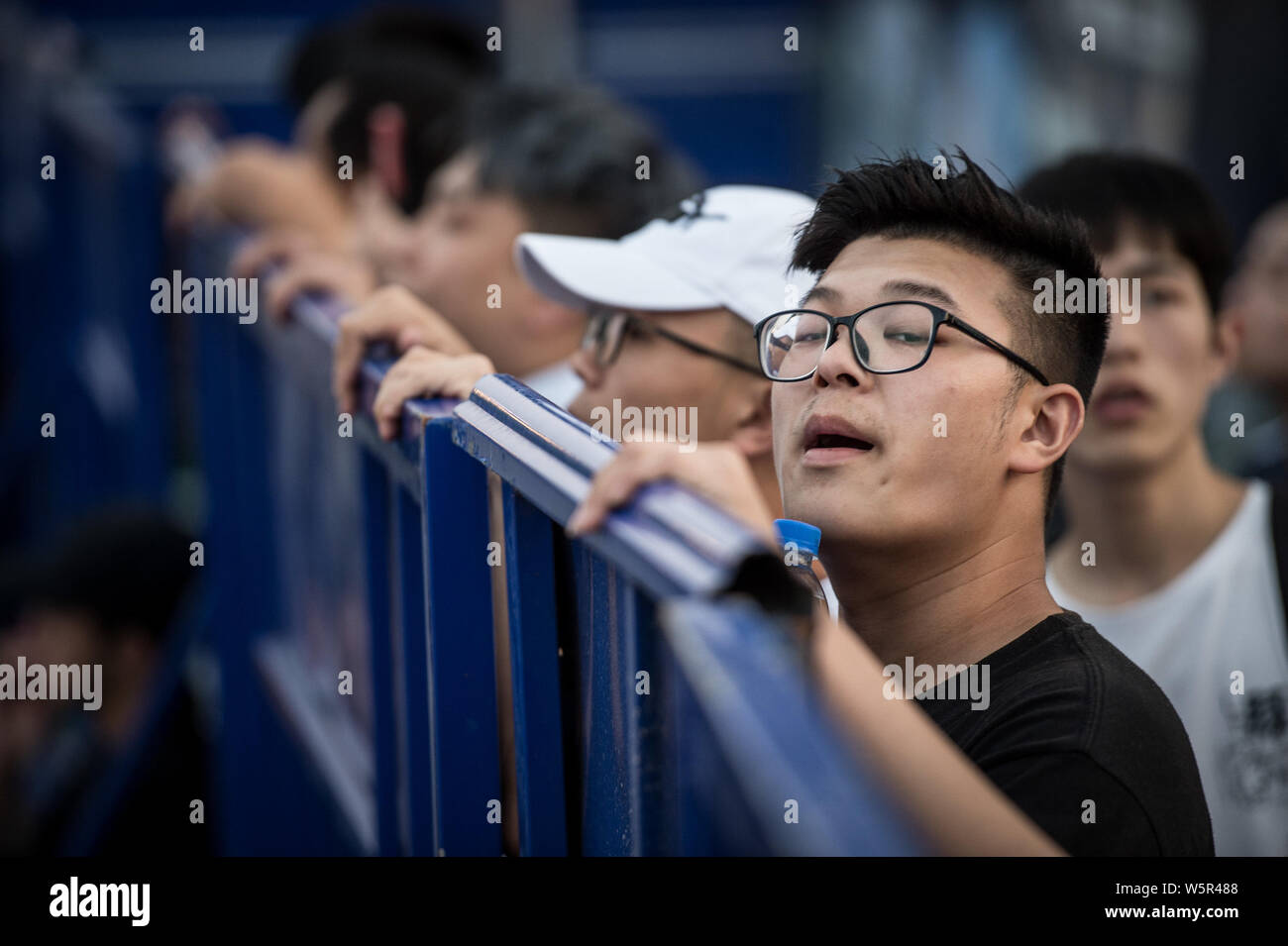 Chinesische junge Männer stehen auf Zehenspitzen die 2. Internationalen Douyu Spiel Festival in Wuhan City zu sehen, die Zentrale China Provinz Hubei, 14. Juni 2019. Die Stockfoto