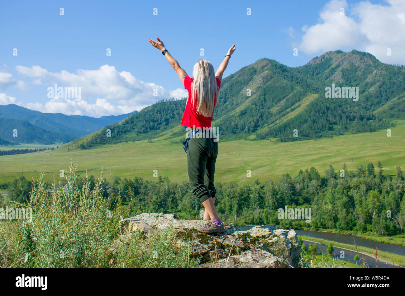 Das Mädchen mit den erhobenen Händen in den Bergen Altai Russland der Ansicht von oben Stockfoto