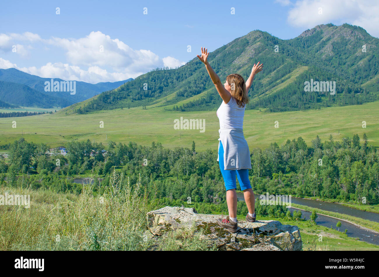 Das Mädchen mit den erhobenen Händen in den Bergen Altai Russland der Ansicht von oben Stockfoto