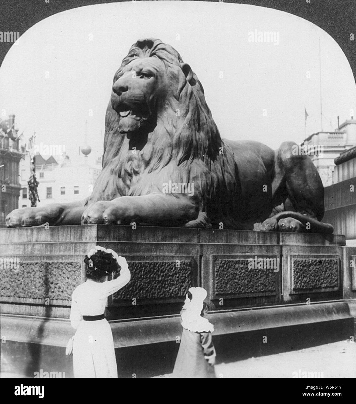 Bronze Löwe auf Basis von Nelson Monument, London, England 1926. Stockfoto