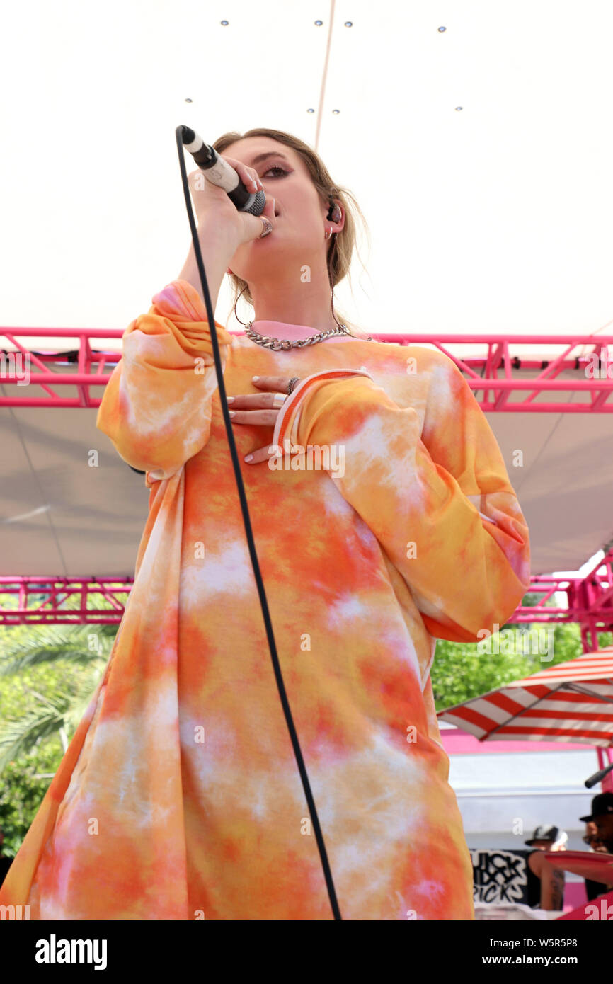 Fletcher führt im Flamingo Pool gehen Dayclub im Flamingo Hotel & Casino in Las Vegas, Nevada. Mit: Cari Elise Fletcher, Fletcher, Wo: Las Vegas, Nevada, United States Wann: 28 Jun 2019 Credit: DJDM/WENN.com Stockfoto