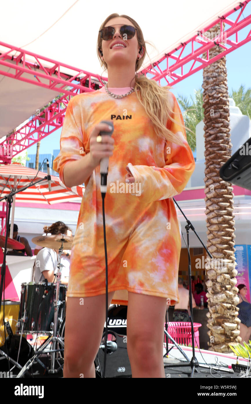 Fletcher führt im Flamingo Pool gehen Dayclub im Flamingo Hotel & Casino in Las Vegas, Nevada. Mit: Cari Elise Fletcher, Fletcher, Wo: Las Vegas, Nevada, United States Wann: 28 Jun 2019 Credit: DJDM/WENN.com Stockfoto