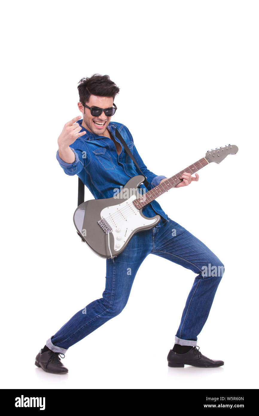 Leidenschaftlich Gitarrist, einen Rock und Roll hand Zeichen auf weißem Hintergrund Stockfoto