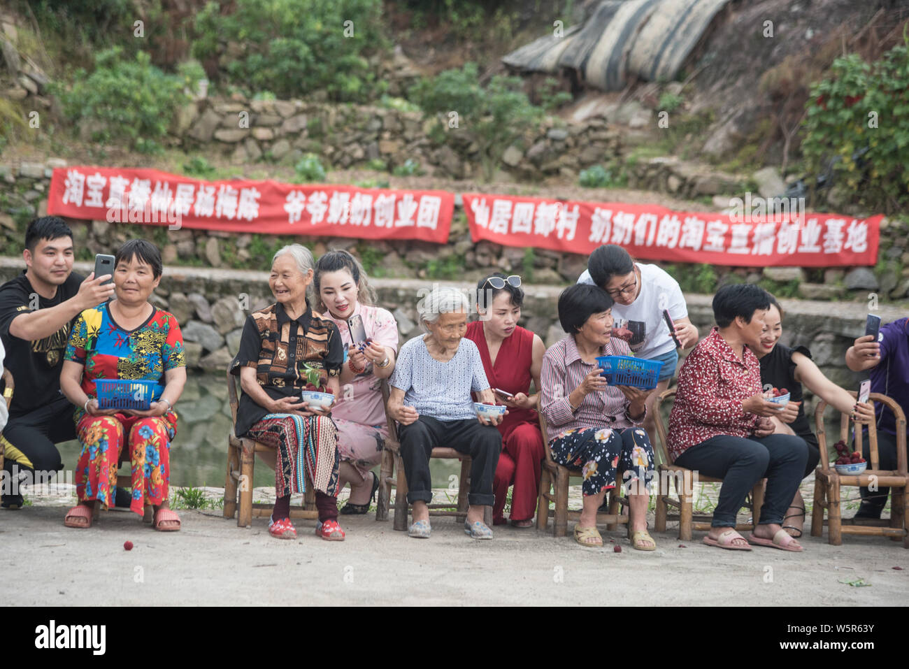 Lokale Knaben helfen Senioren live streaming webcast Ihre lokale Spezialität, Yangmei oder Chinesischen bayberry zu verkaufen, auf Alibaba's e-commerce platfor Stockfoto