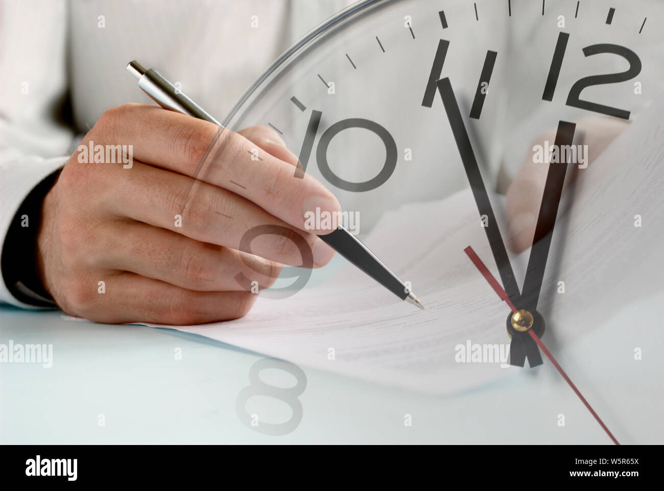 Double Exposure des Ernteguts männliche Hand mit Stift tun Einträge in offiziellen Papieren und Uhr Stockfoto