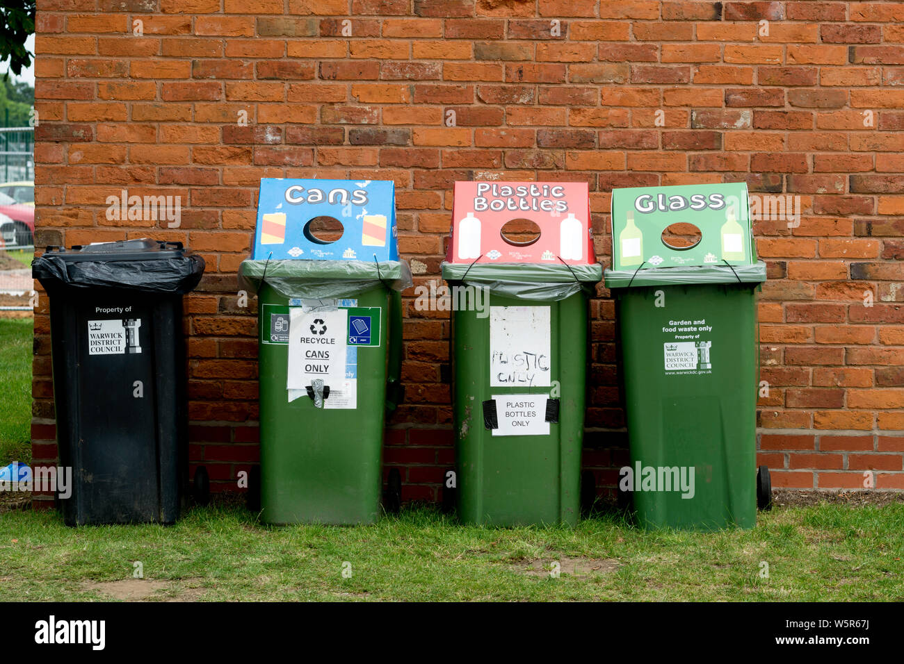 Recycling Bins zu Warwick Folk Festival, Warwickshire, Großbritannien Stockfoto