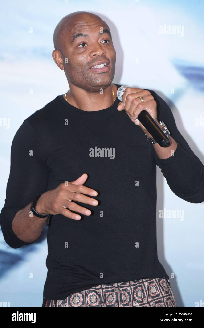 Der ehemalige UFC Champion im Mittelgewicht Anderson Silva besucht eine Pressekonferenz für neuen Film "Die Unbesiegbaren Dragon' in Shanghai, China, 20. Juni 2019. Stockfoto