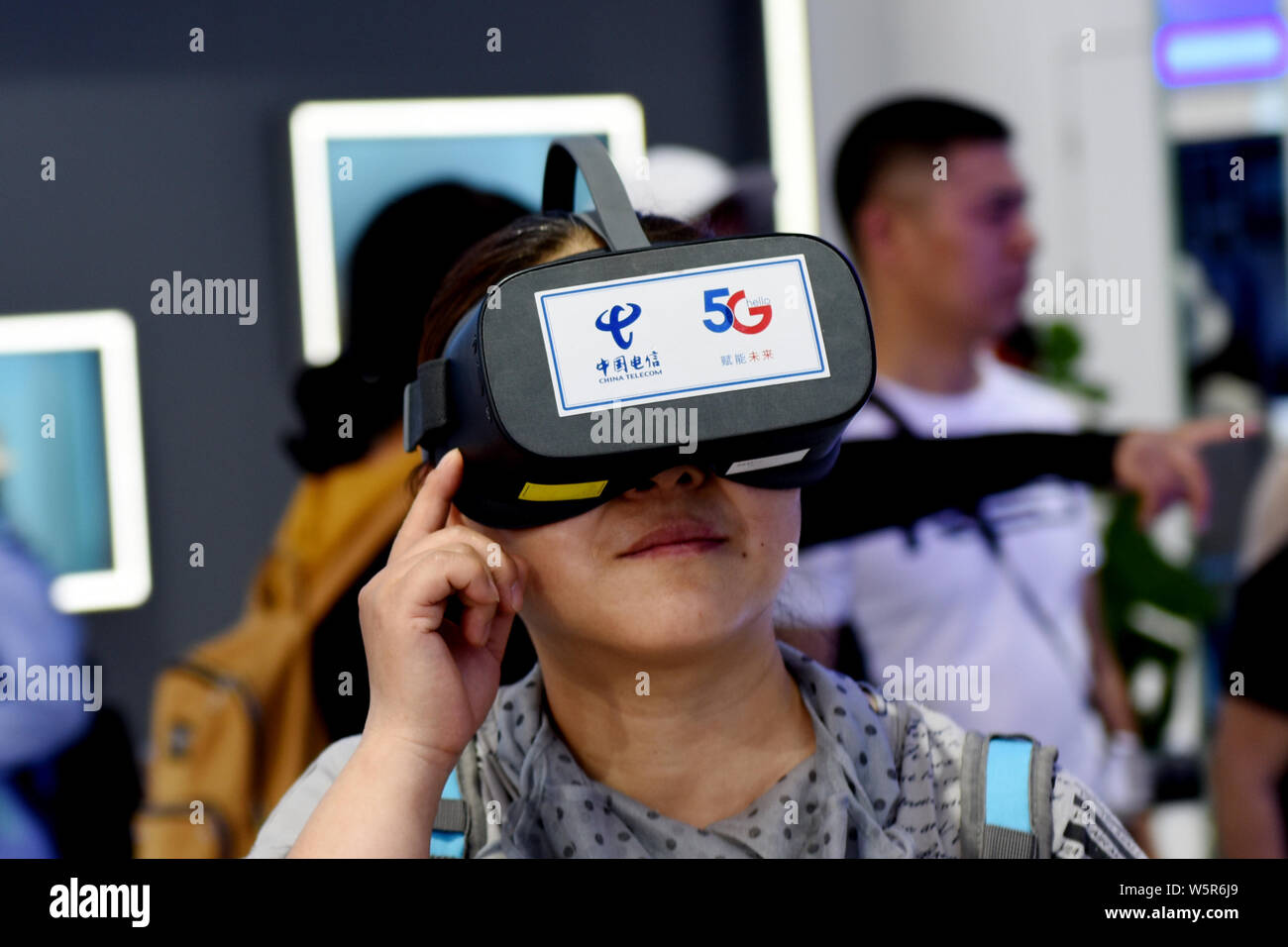 Ein Besucher versucht, eine VR-Gerät über ein 5G-Netzwerk während der 2019 Peking Internationale Gartenbauausstellung in Peking, China, 9. Juni 2019. China" Stockfoto