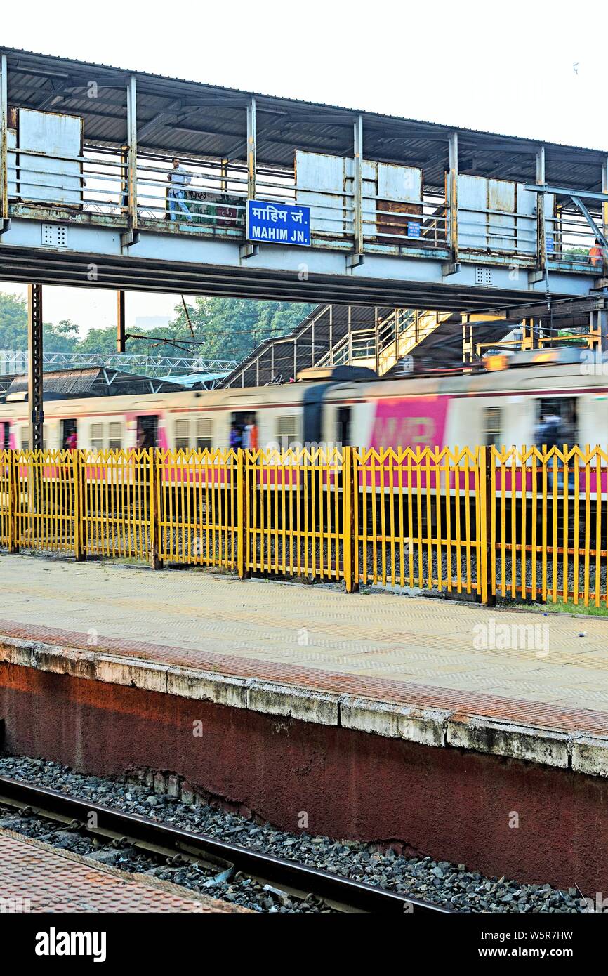 Mahim Junction Railway Station Road Mumbai Maharashtra Indien Asien Stockfoto