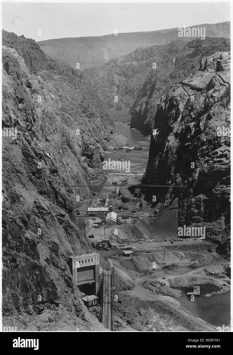 Vor der Suche durch Black Canyon übersicht Stiftung Ausgrabung und Bau Installationen auf fangdamms Wappen. Ansicht zeigt Grundgestein benching an den Seiten von Canyon und tiefer Kanal in der Mitte.; Umfang und Inhalt: Foto aus Band 2 einer Reihe von Fotoalben dokumentiert den Bau des Hoover Dam, Boulder City, Nevada. Stockfoto