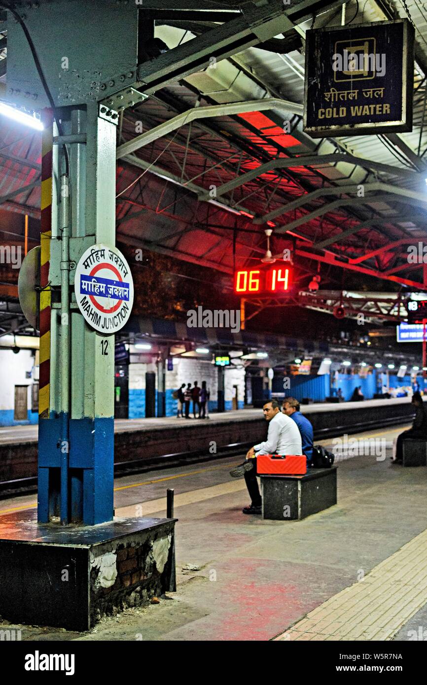 Mahim Junction Railway Station Road Mumbai Maharashtra Indien Asien Stockfoto