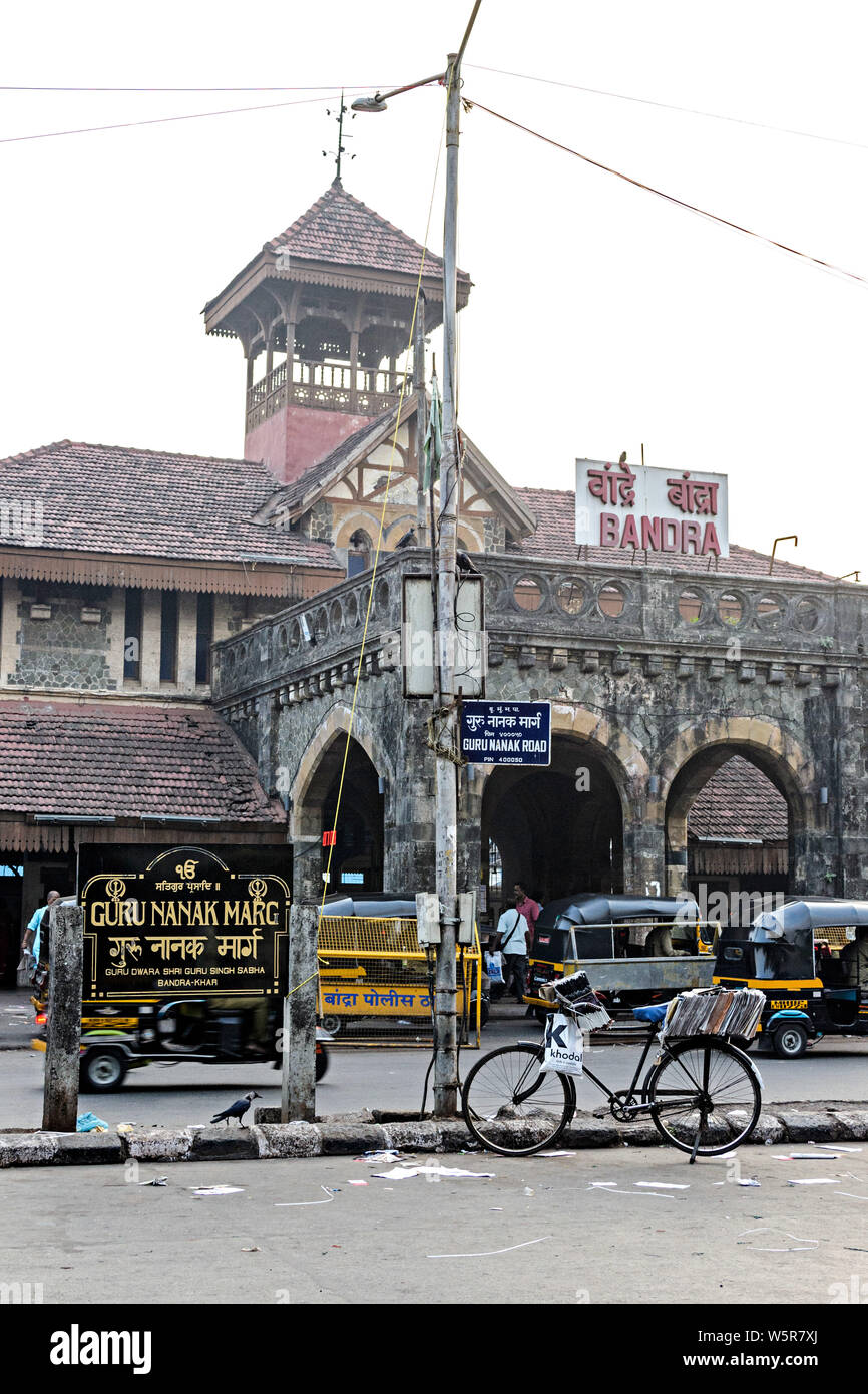 Bandra Bahnhof Eingang Mumbai Maharashtra Indien Asien Stockfoto