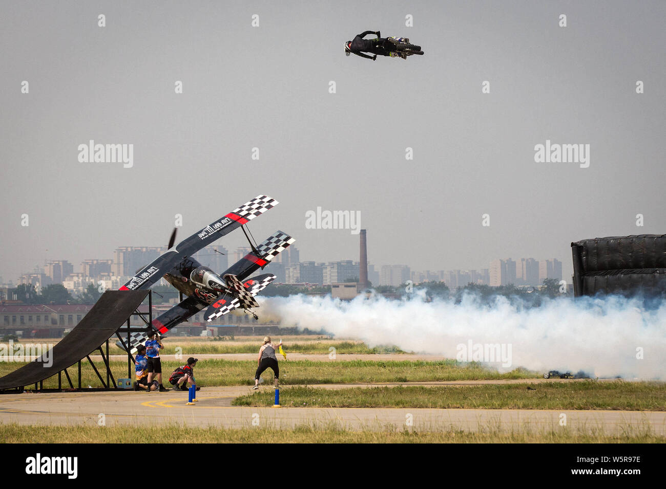 Flugzeuge vorhanden eine Akrobatikshow auf der Eröffnungsfeier der 11. Air Sport Kultur und Tourismus Festival in Anyang City, Central China Henan Stockfoto