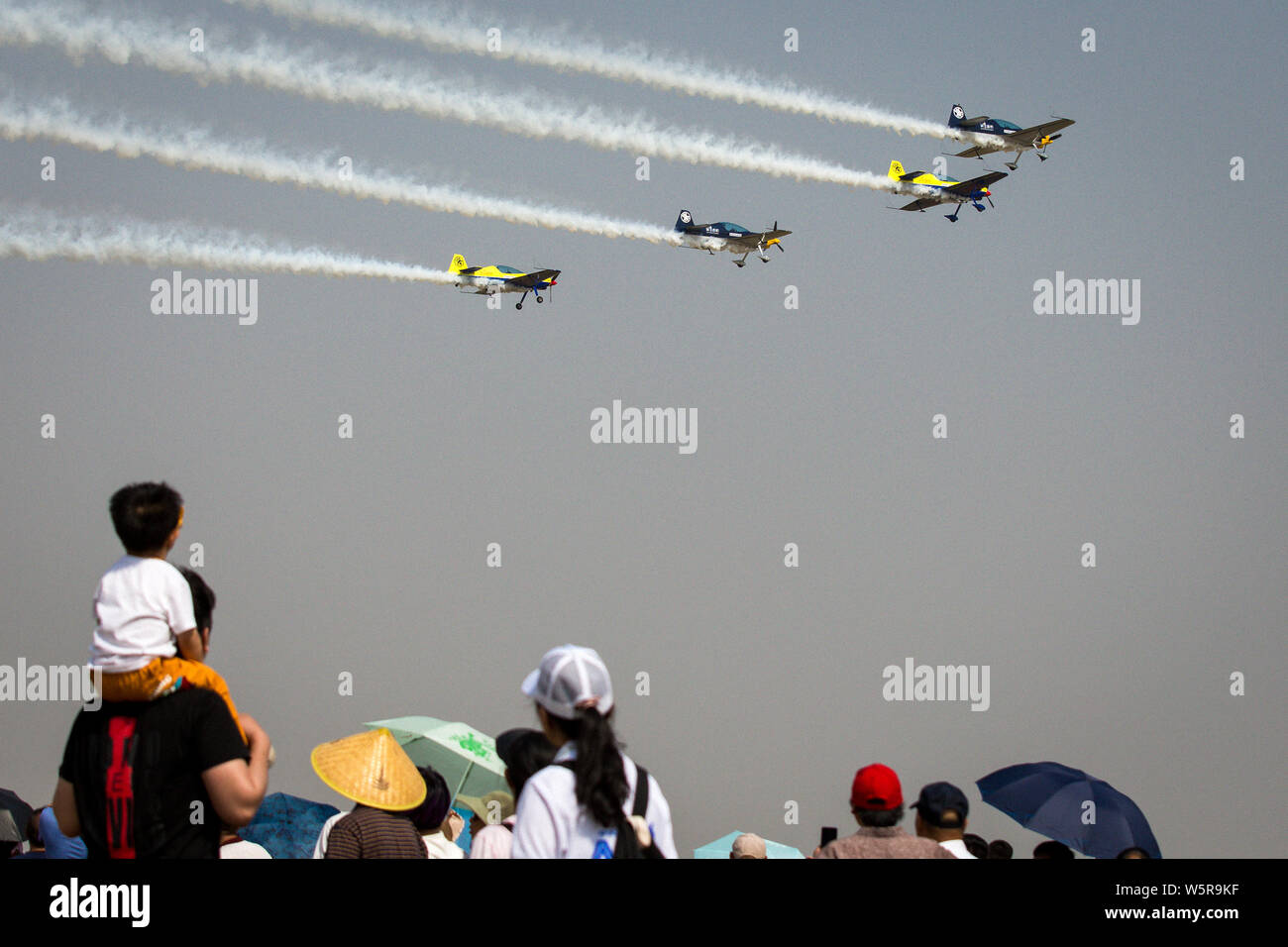 Flugzeuge vorhanden eine Akrobatikshow auf der Eröffnungsfeier der 11. Air Sport Kultur und Tourismus Festival in Anyang City, Central China Henan Stockfoto