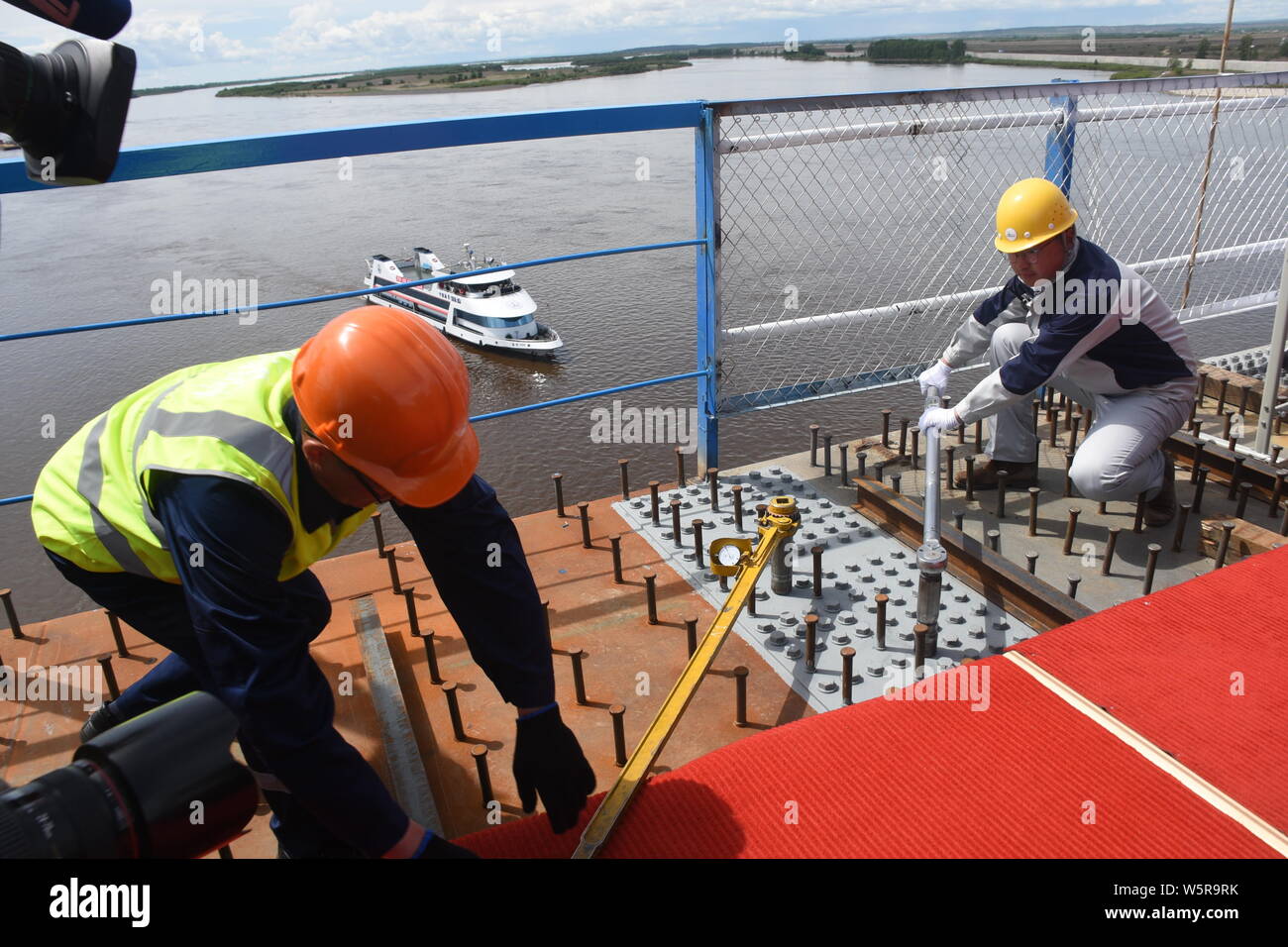 Chinesische Arbeiter an der Baustelle der Brücke auf der Heihe-Blagoveshchensk China-Russia border in Stadt Heihe, im Nordosten Chinas Hei Stockfoto