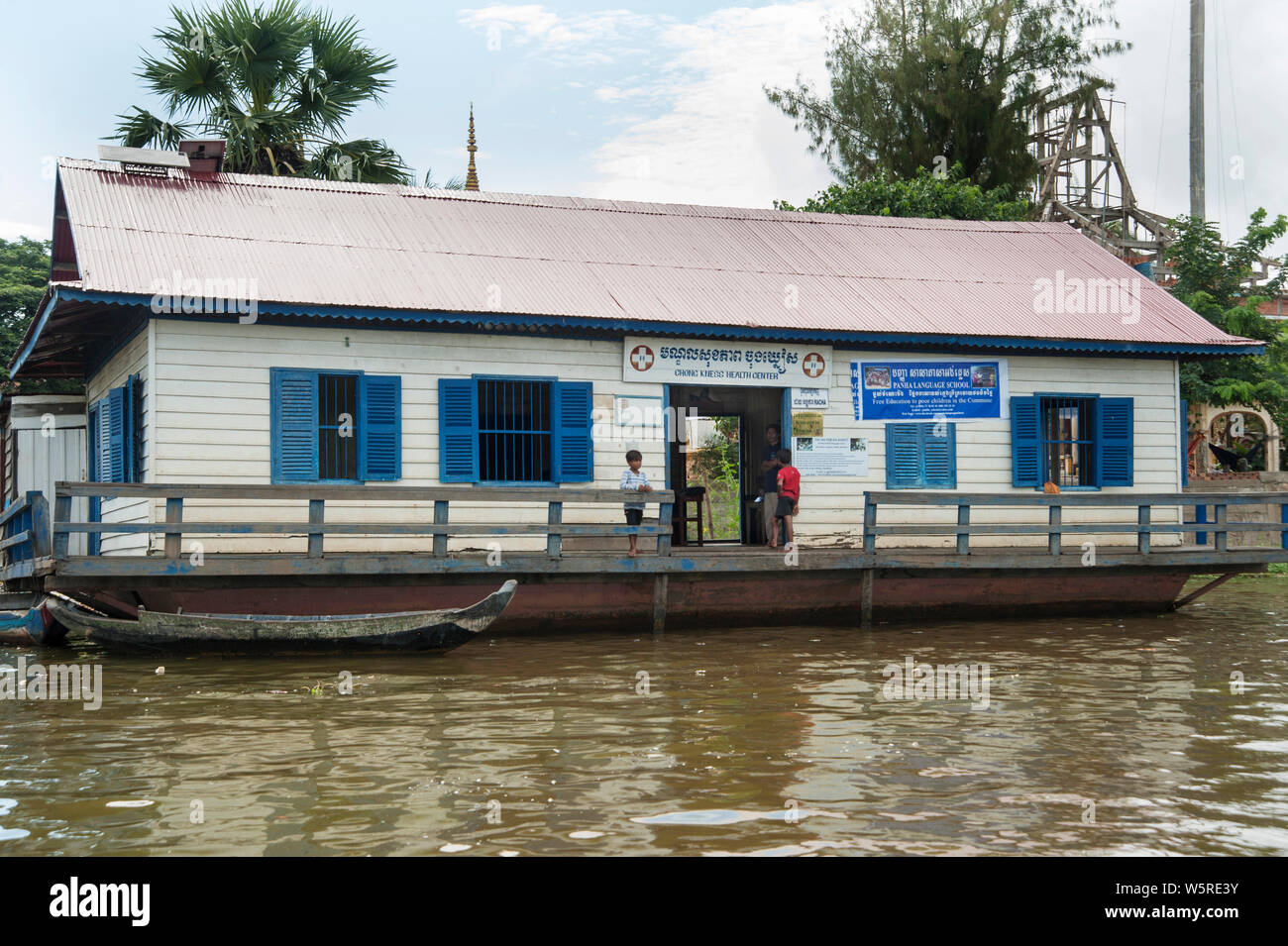 Kambodscha: schwimmende Schule (Panha Language School, freie Schule für arme Leute) und Health Center auf dem Tonle Sap See Stockfoto