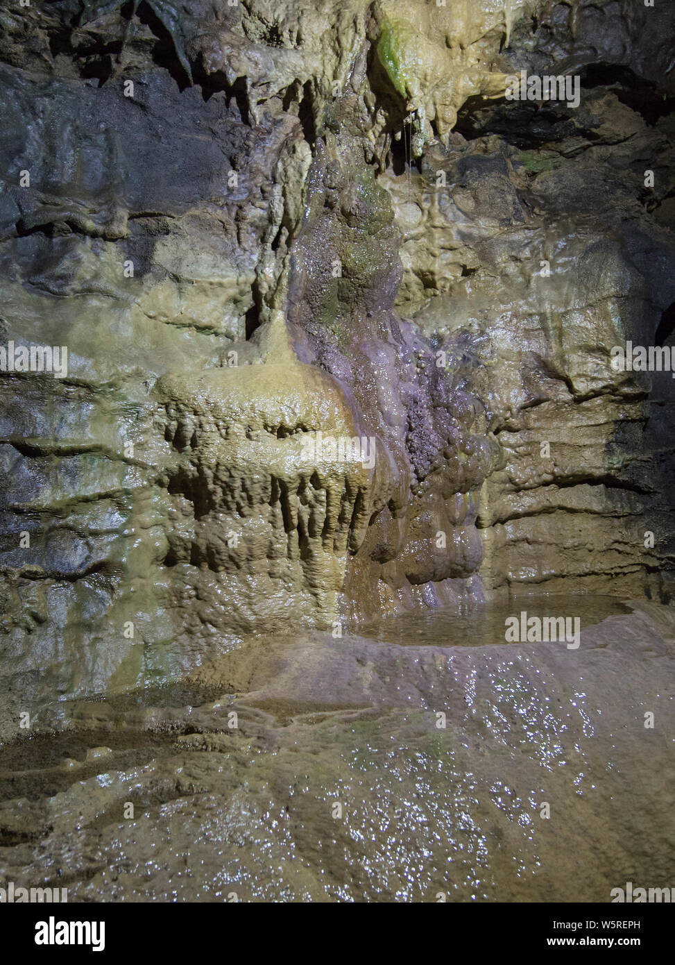 Im Inneren eines großen unterirdischen Höhle Höhle mit Calcit Stalaktiten, die von der Decke hängen Stockfoto