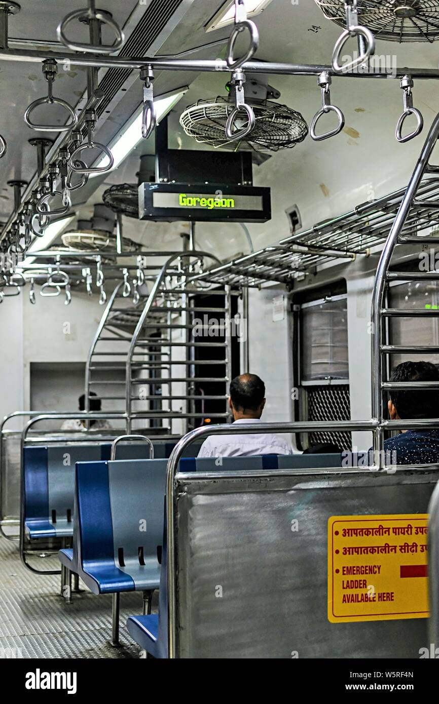 Anzeige im Zug Bahnhof Goregaon Mumbai Maharashtra Indien Asien Stockfoto