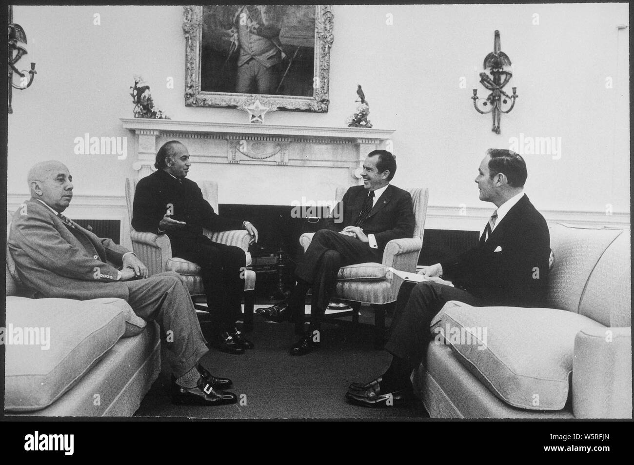 Treffen mit dem Präsidenten von Pakistan im Oval Office; Umfang und Inhalt: Im Bild:?, Zulfikar Ali Bhutto, Nixon, Alexander M. Haig Jr. Betrifft: Staats - Pakistan. Stockfoto