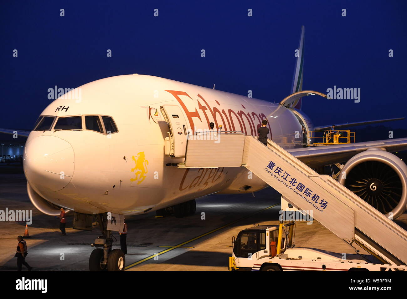 Eine Boeing 777-200F cargo Plane der Ethiopian Airlines ist am Internationalen Flughafen Jiangbei in Chongqing Chongqing, China geparkt, 26. Juni 2019. Ein n Stockfoto