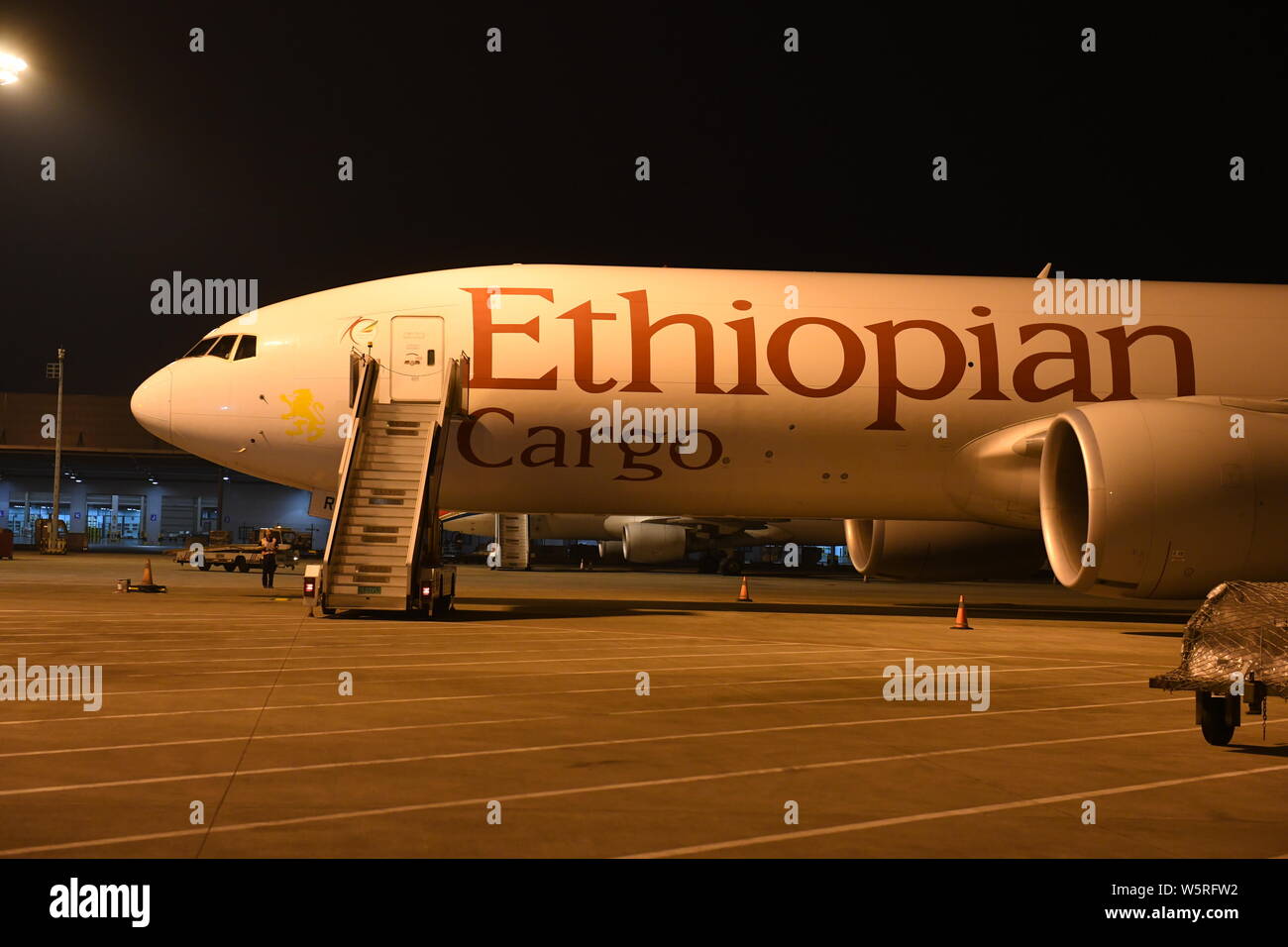 Eine Boeing 777-200F cargo Plane der Ethiopian Airlines ist am Internationalen Flughafen Jiangbei in Chongqing Chongqing, China geparkt, 26. Juni 2019. Ein n Stockfoto