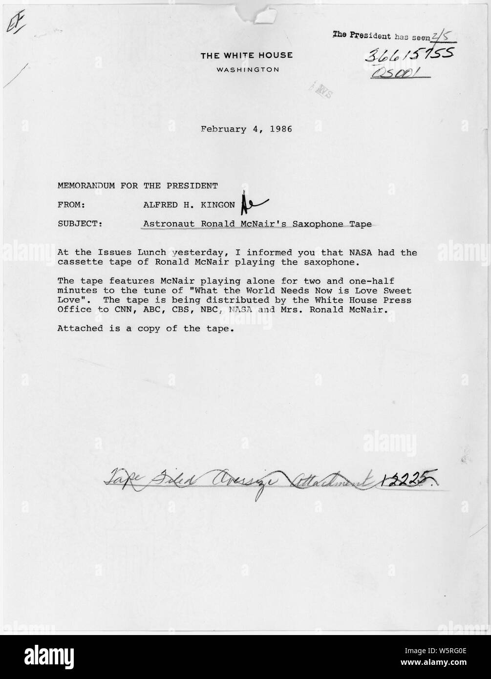 Memo von Alfred H. Kingon zu Ronald Reagan, Ronald McNair, Anwendungsbereich und Inhalt: Transmittal Memo vom Kabinettschef, wenn Sie eine Kopie einer Aufnahme von Cassette von Ronald McNair, einer der Astronauten im Space Shuttle Challenger Unfall getötet. Allgemeine Hinweise: Das audiocasette, die enthält Aufnahmen von McNair Saxophon, hat auf der Reagan Library audiovisuelle Sammlung übertragen wurden. Stockfoto