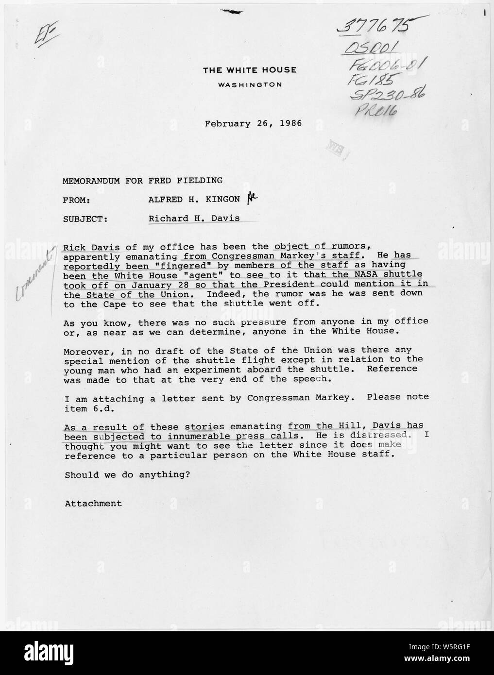 Memo von Alfred H. Kingon zu Fred Fielding, Richard H. Davis; Umfang und Inhalt: Memo aus dem Kabinett Sekretär des Weißen Hauses, über unbegründete Behauptungen, dass ein Mitarbeiter des Weißen Hauses hatte eine Rolle bei der Wahl des Space Shuttle Challenger starten. Stockfoto