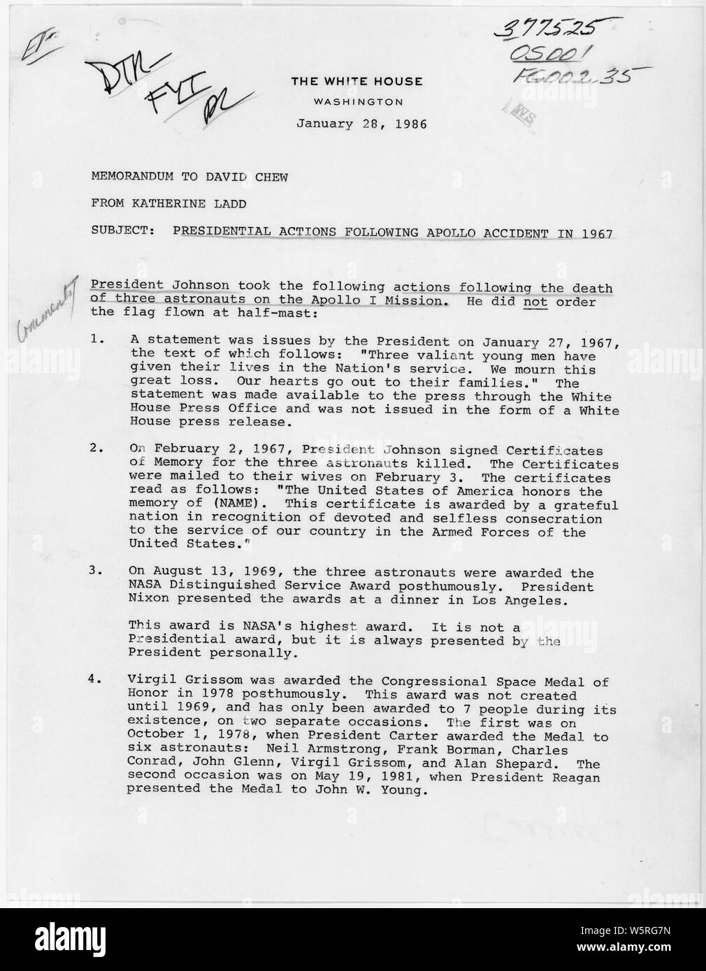 Memo von Katherine Ladd David zu Kauen, re Presidential Aktionen folgenden Apollo Unfall 1967; Umfang und Inhalt: Memo, die beschreiben, wie die Astronauten von Apollo ICH, der in eine Startrampe Feuer getötet wurden, von der Bundesregierung geehrt wurden. Allgemeine Hinweise: Memo wurde recherchiert und in der Folge der Januar 1986 Explosion des Space Shuttle Challenger ausgearbeitet. Stockfoto